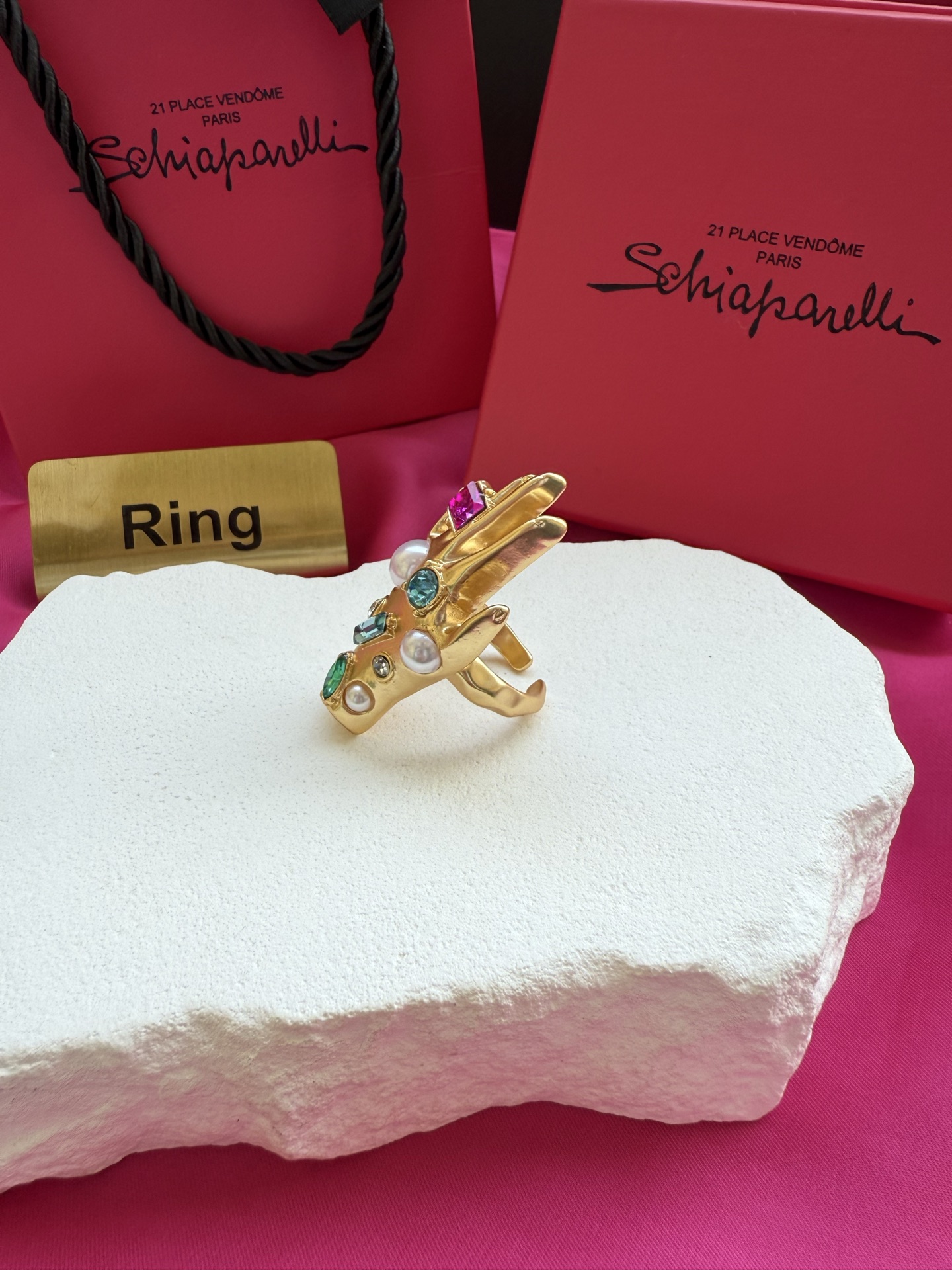 Кольцо в виде руки с камнями Schiaparelli