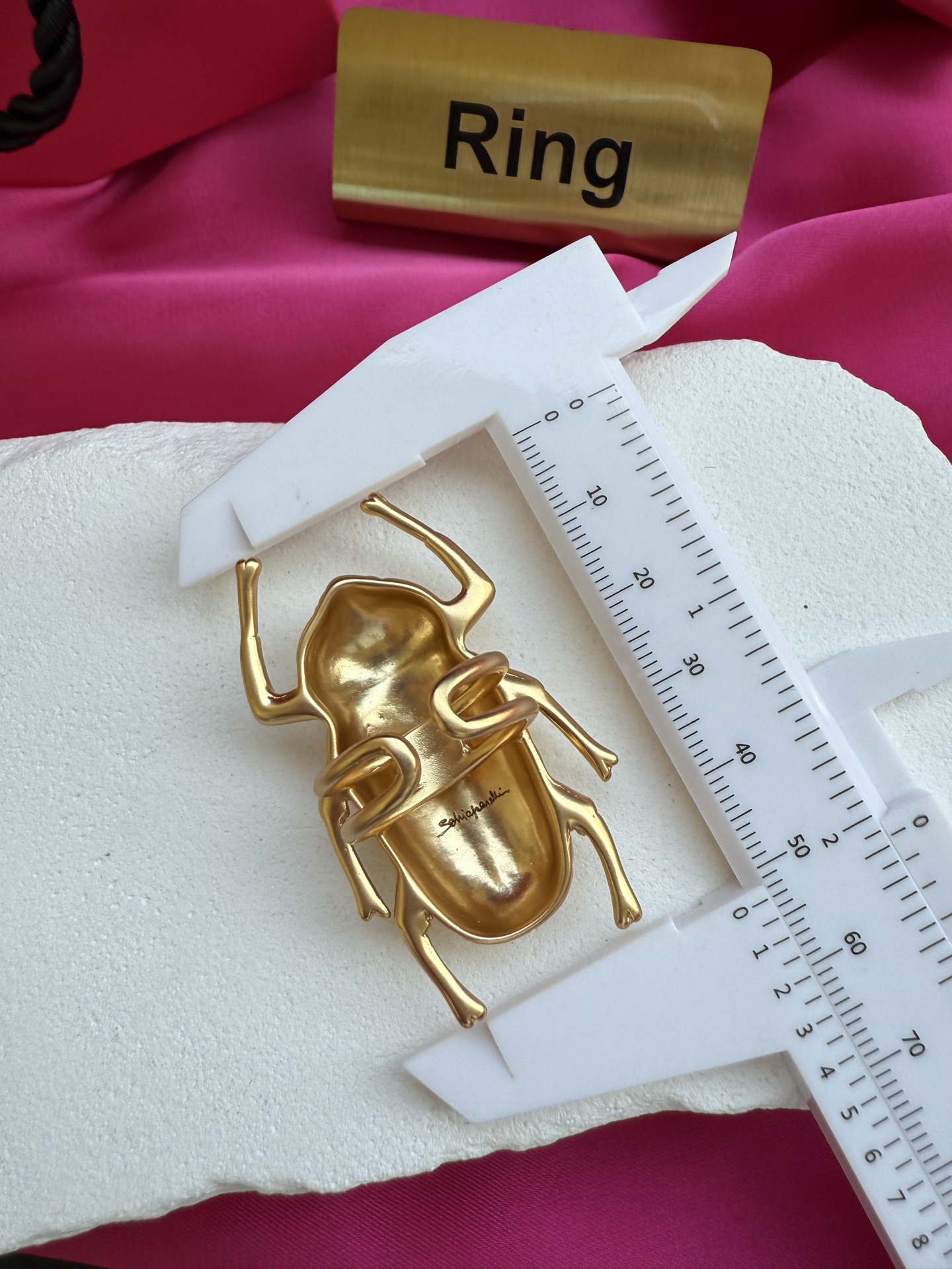 Золотистое кольцо в виде жука Schiaparelli