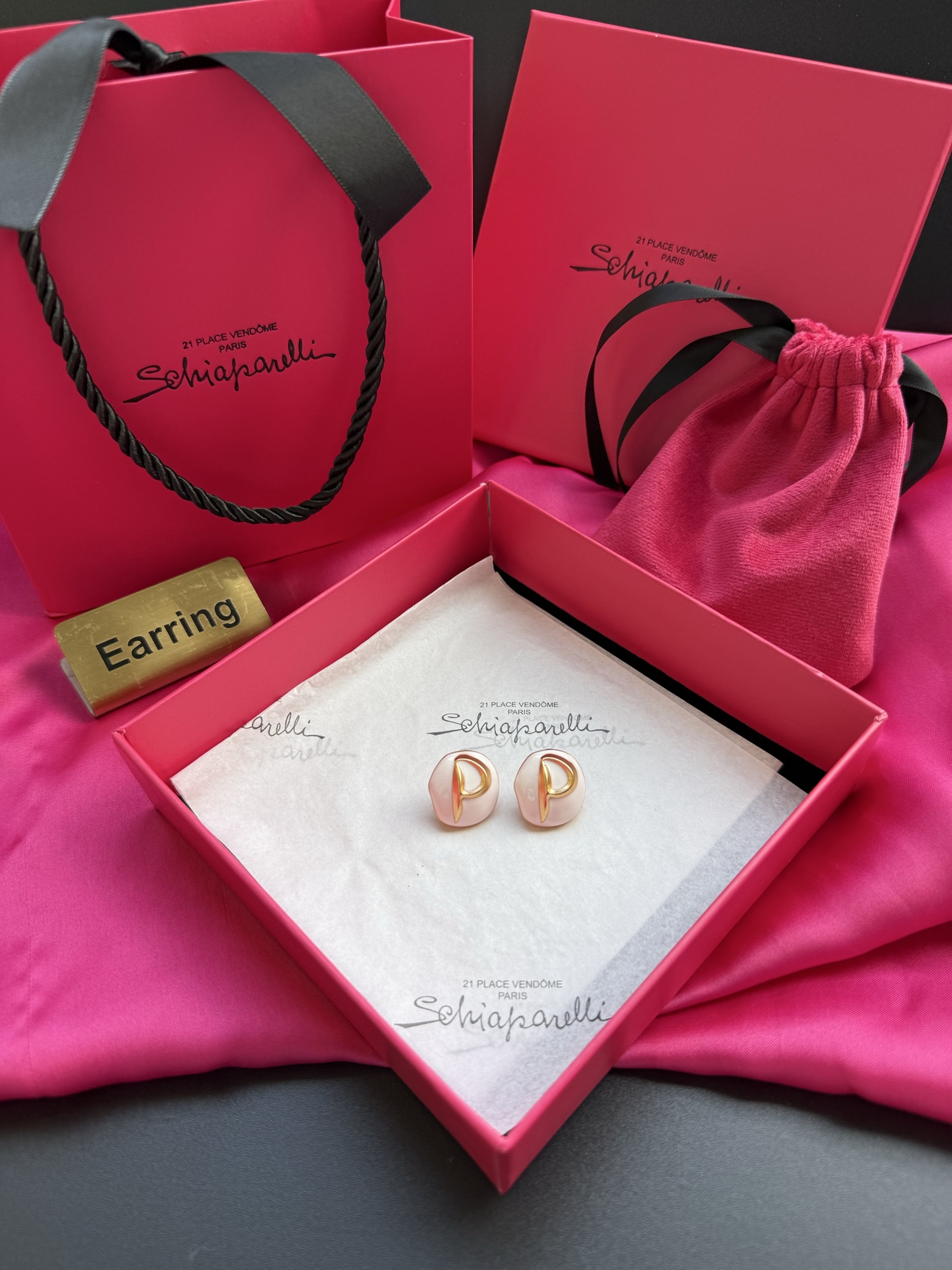 Серьги Schiaparelli с логотипом P