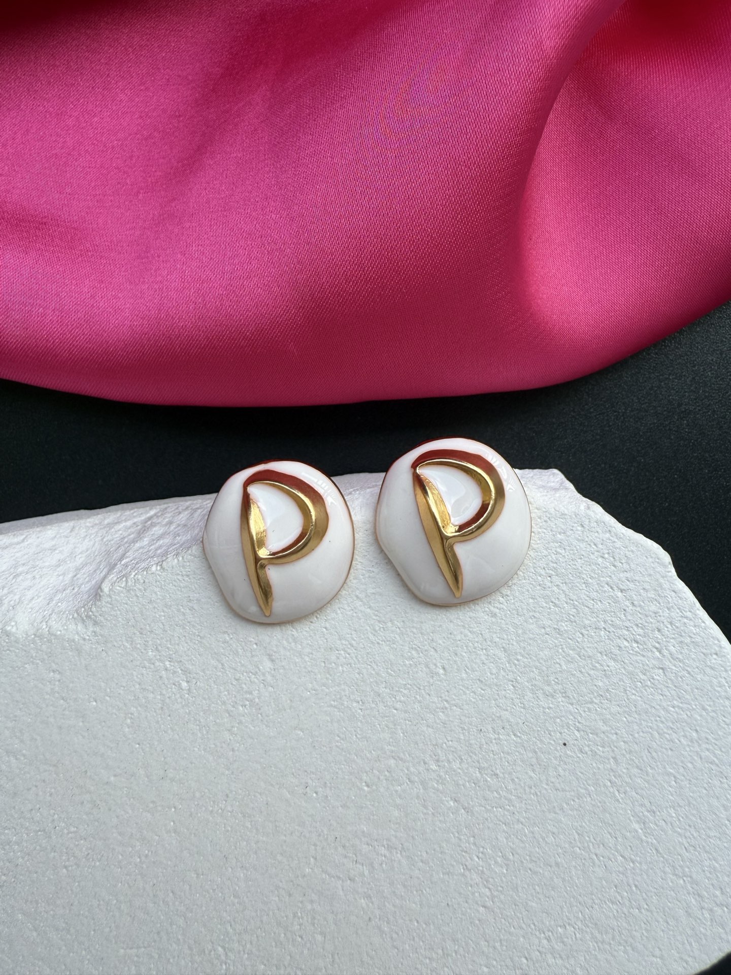 Серьги Schiaparelli с логотипом P