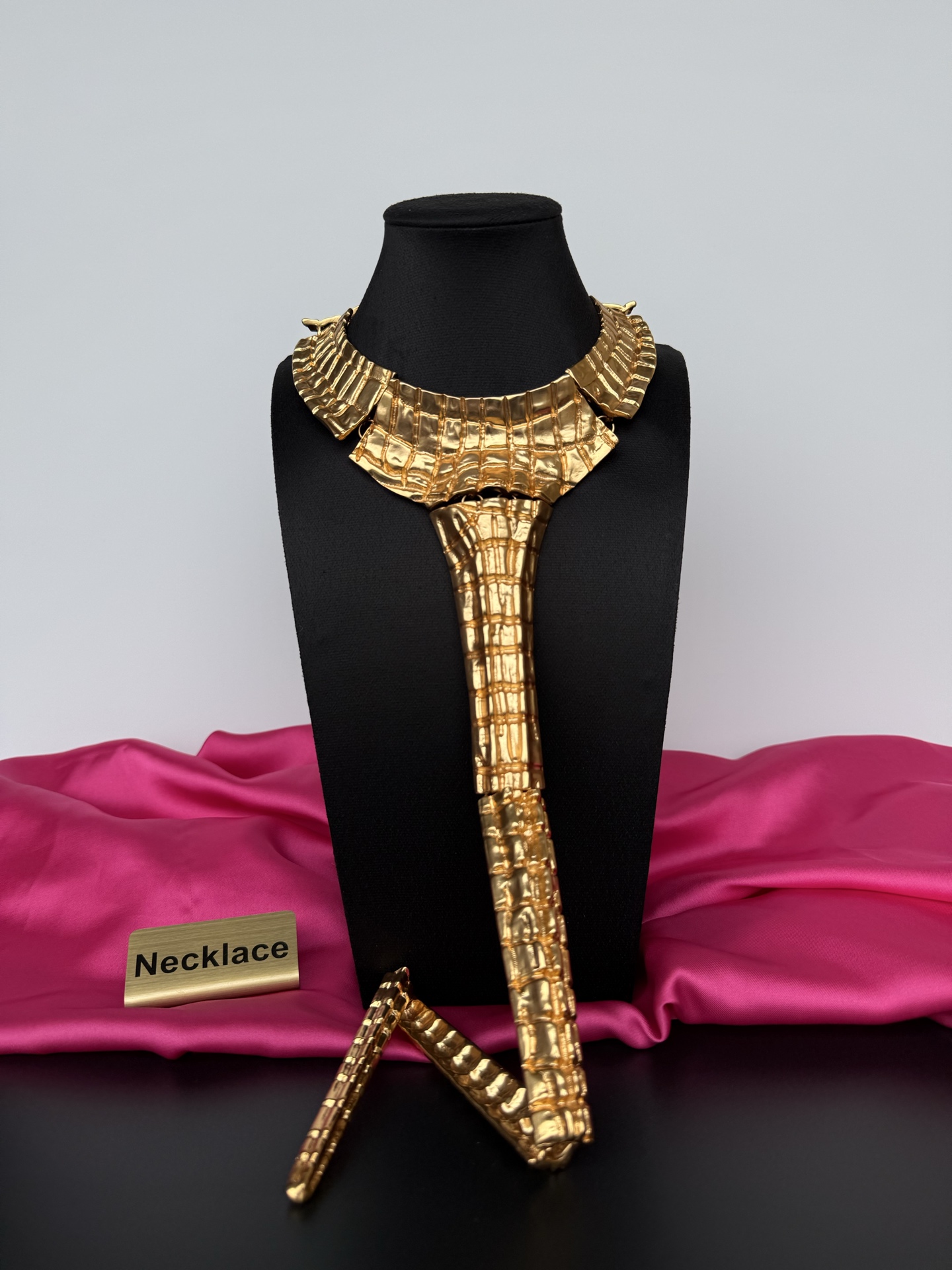 Золотистое колье с геометрическим узором Schiaparelli