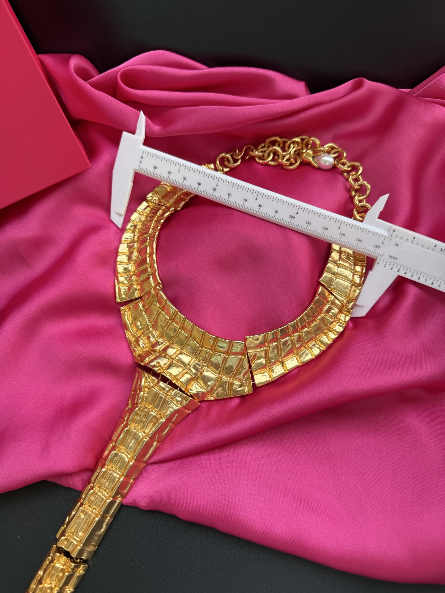 Золотистое колье с геометрическим узором Schiaparelli