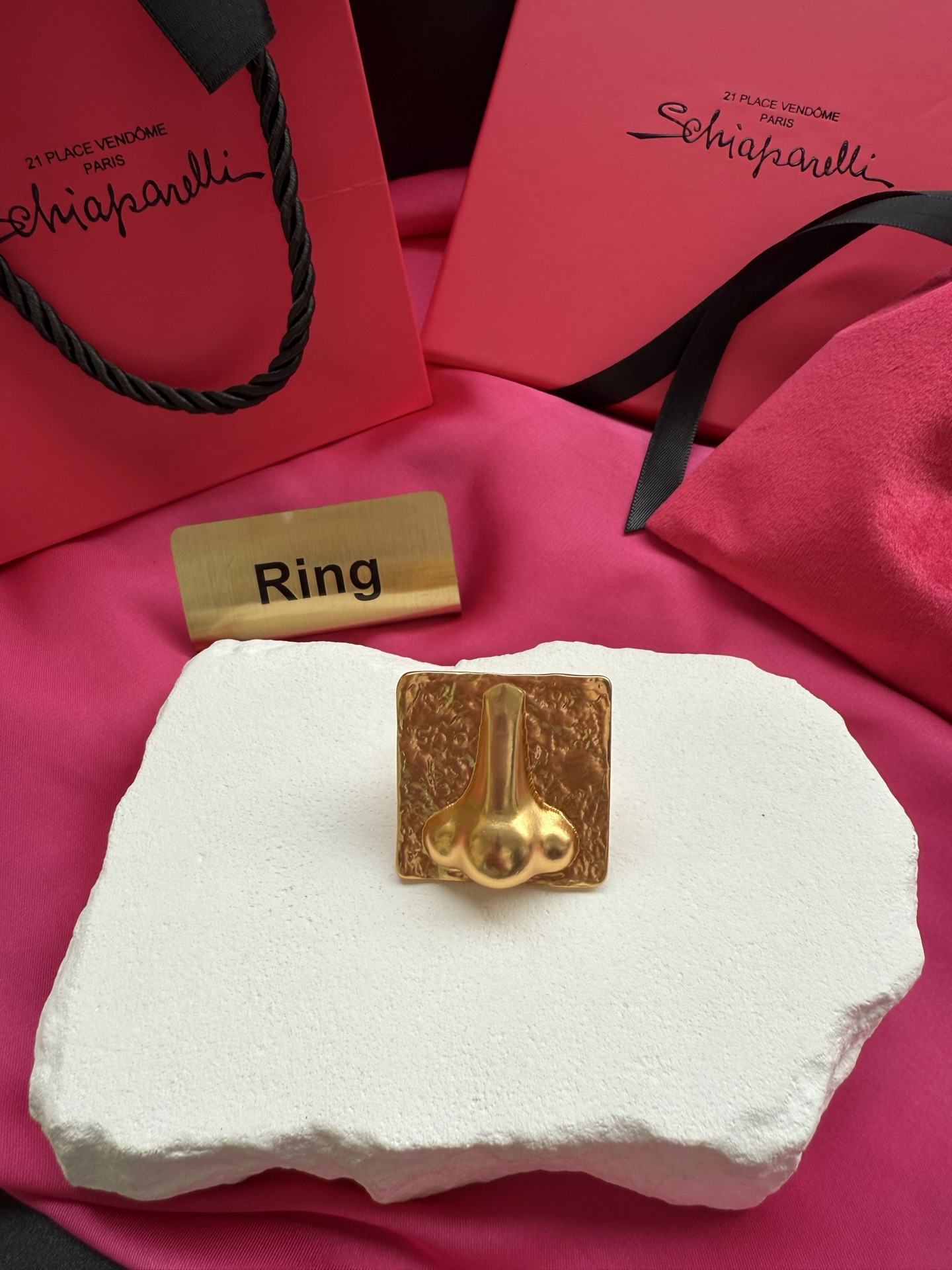 Золотистое кольцо с оригинальным дизайном Schiaparelli