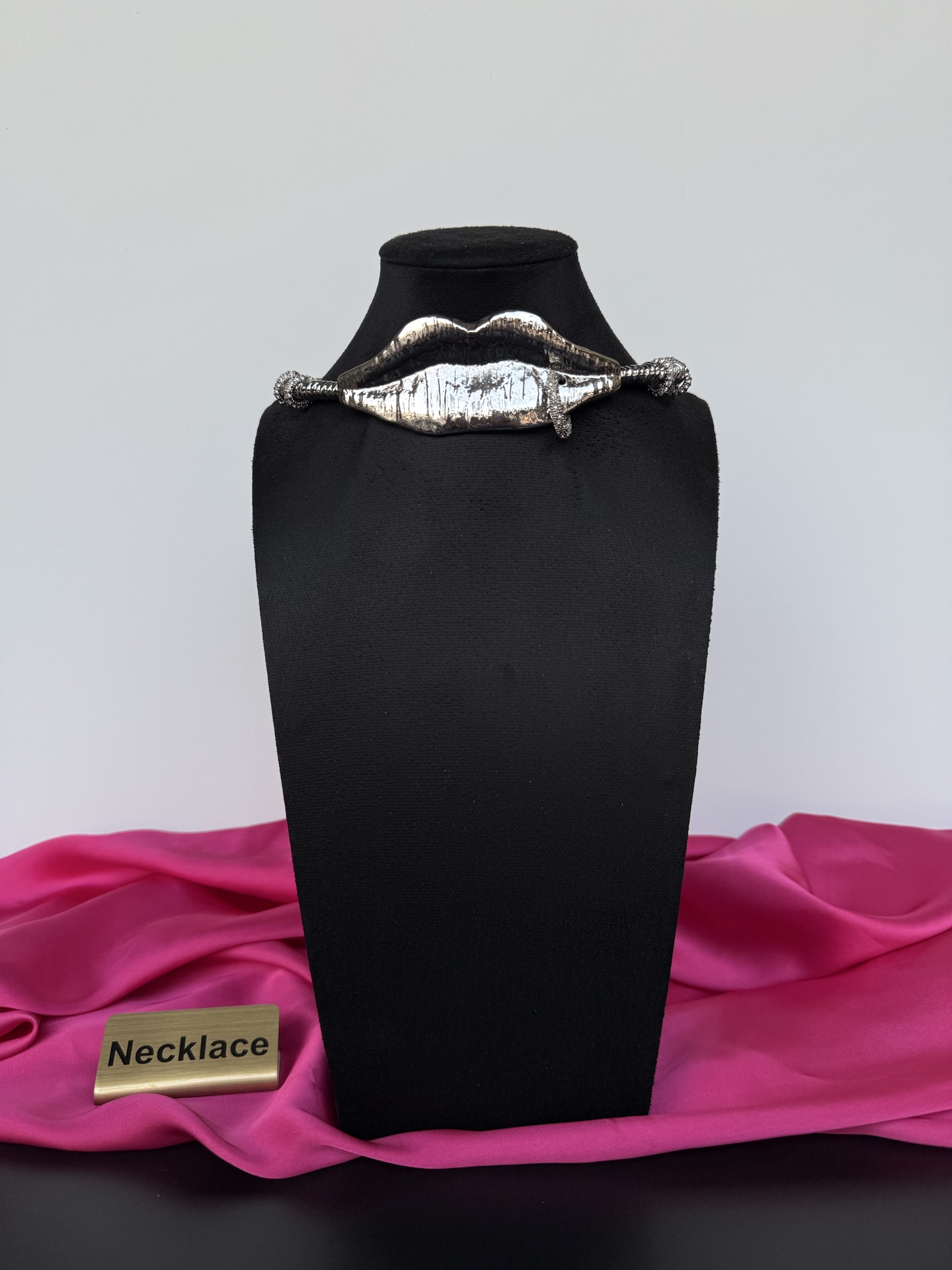 Колье в виде губ Schiaparelli