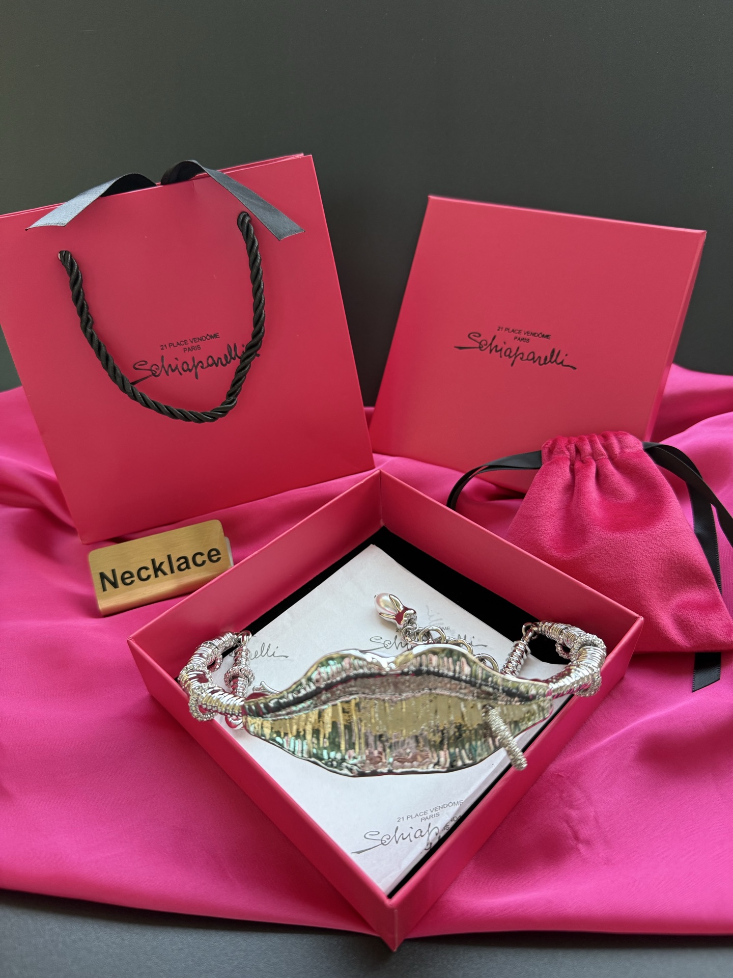 Колье в виде губ Schiaparelli