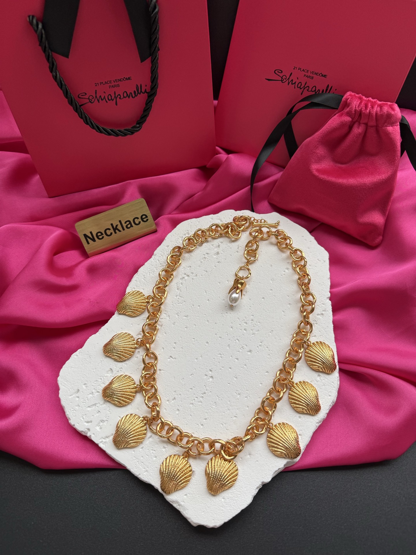 Золотистое колье с морскими раковинами Schiaparelli