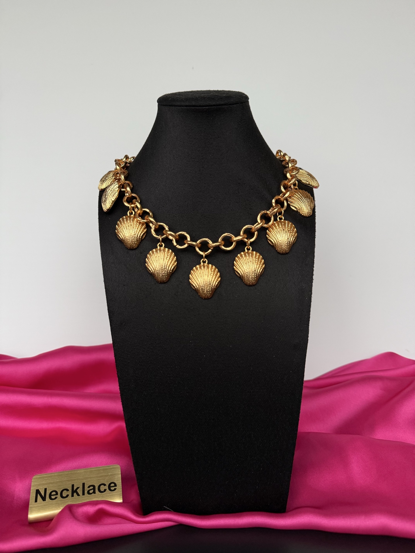Золотистое колье с морскими раковинами Schiaparelli