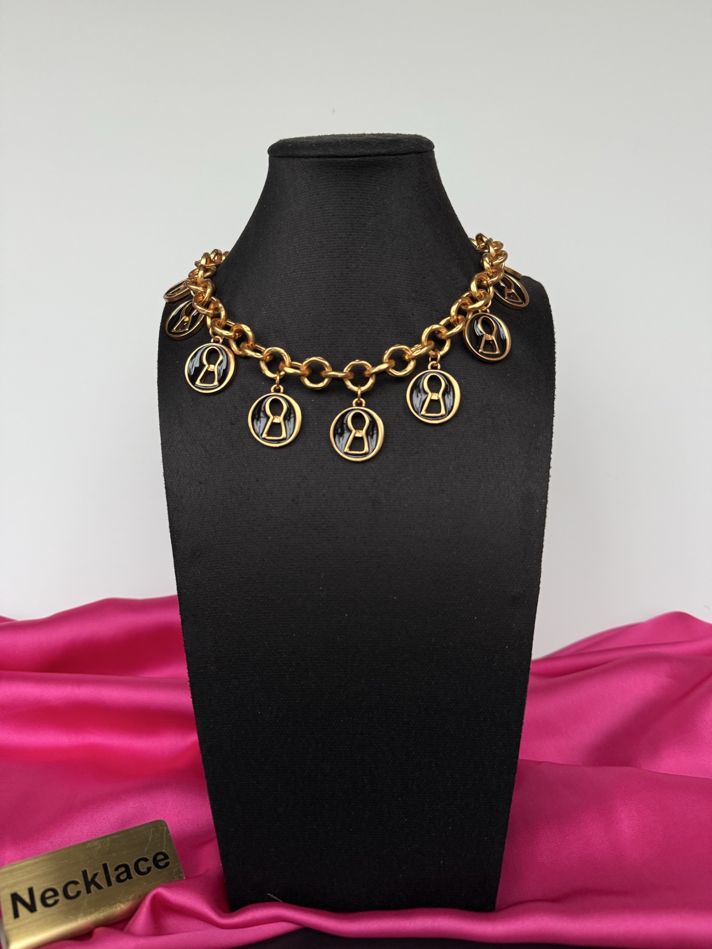 Золотистое колье с подвесками Schiaparelli