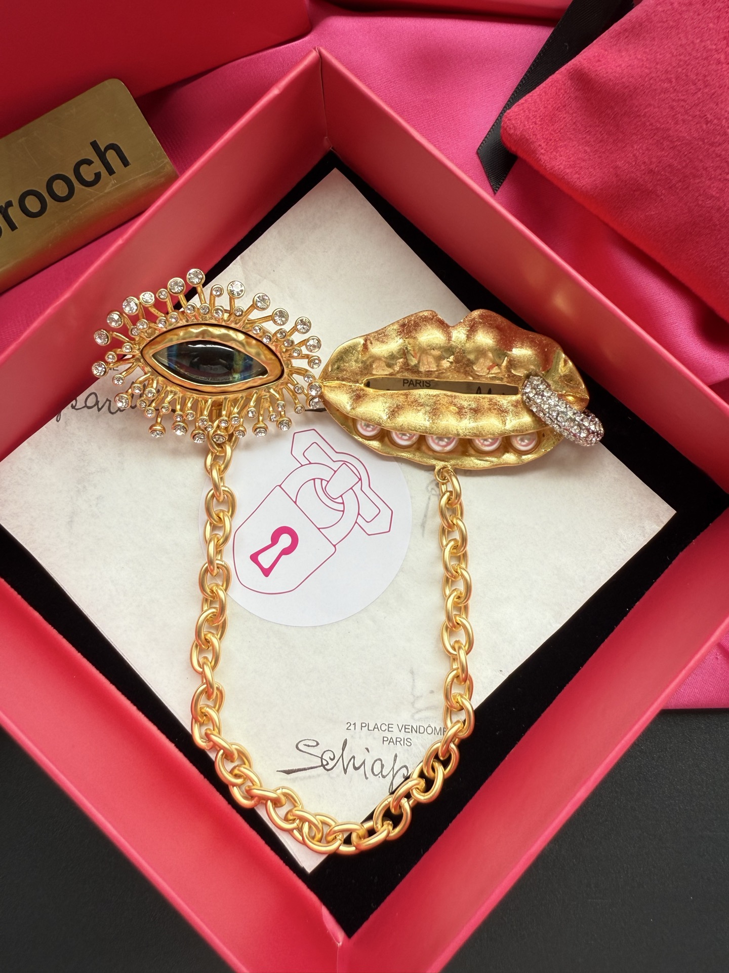 Брошь Schiaparelli с глазом и губами
