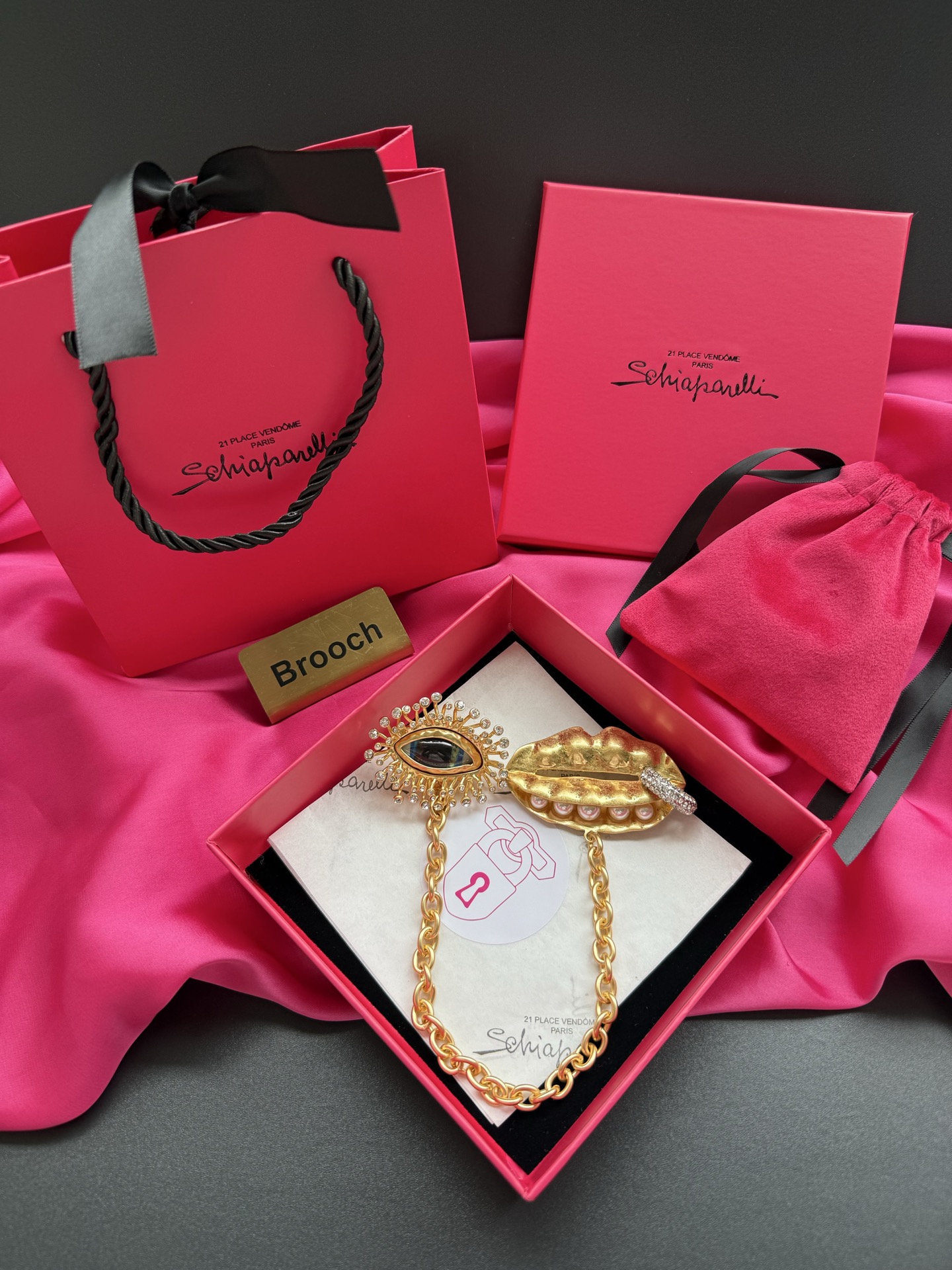 Брошь Schiaparelli с глазом и губами