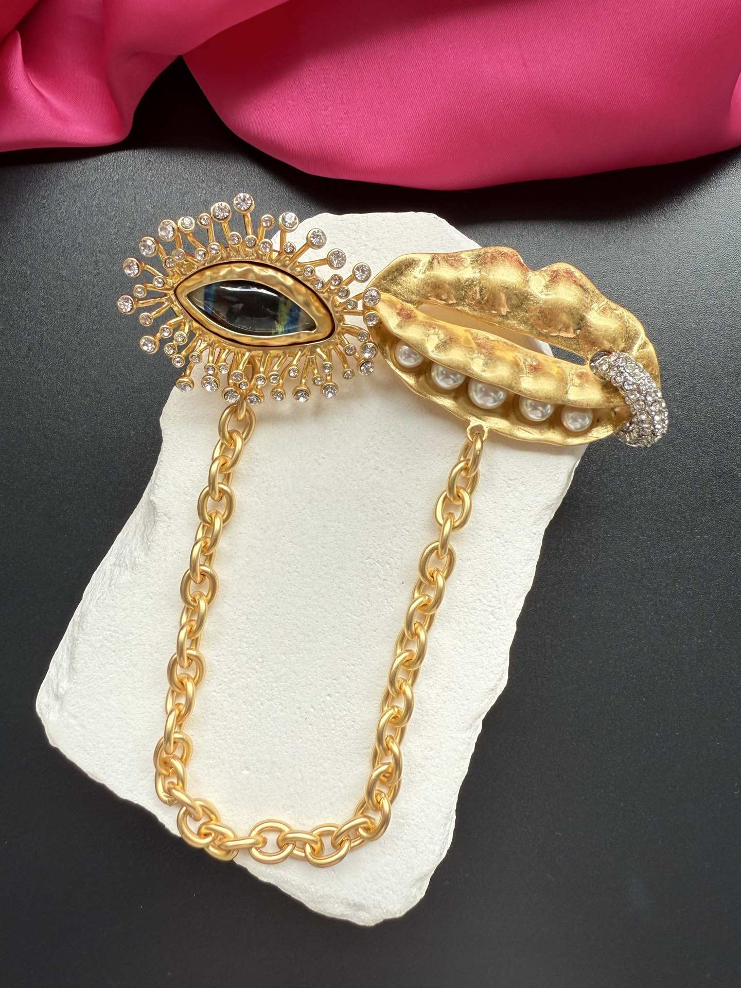 Брошь Schiaparelli с глазом и губами