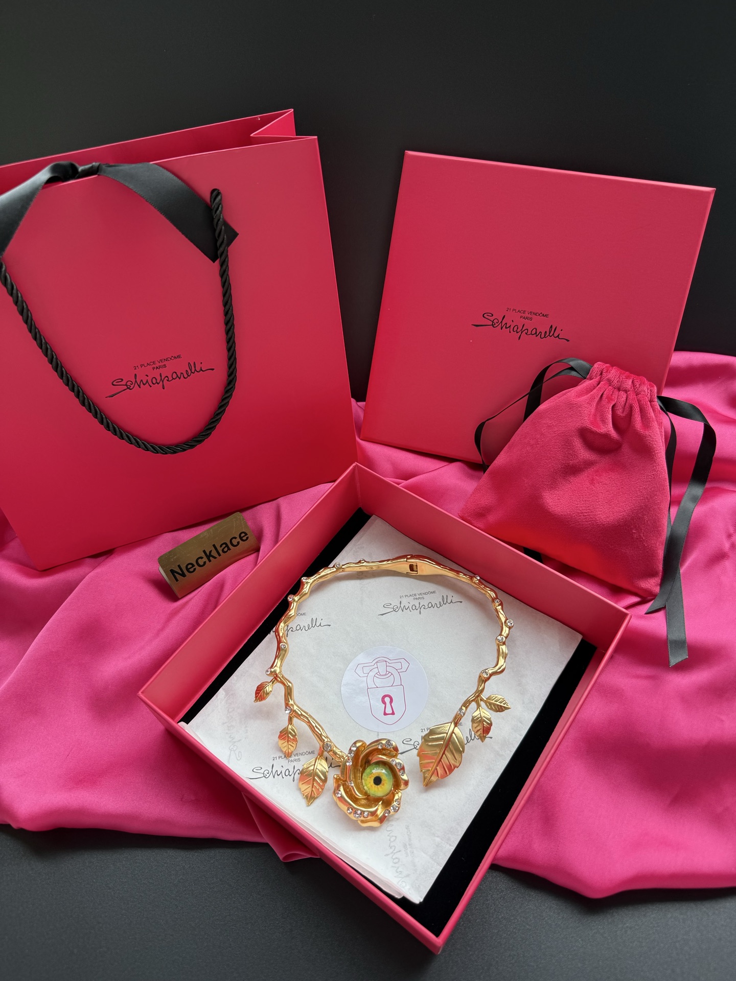 Нарядное колье с цветком Schiaparelli