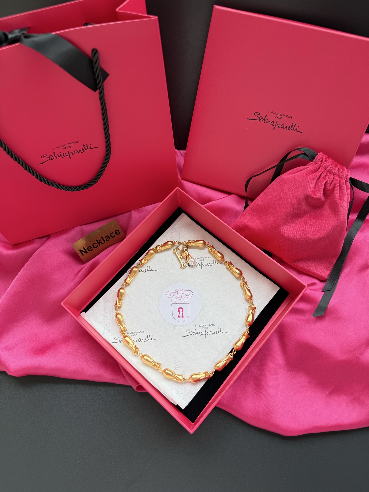 Золотистое колье с гладкими бусинами Schiaparelli