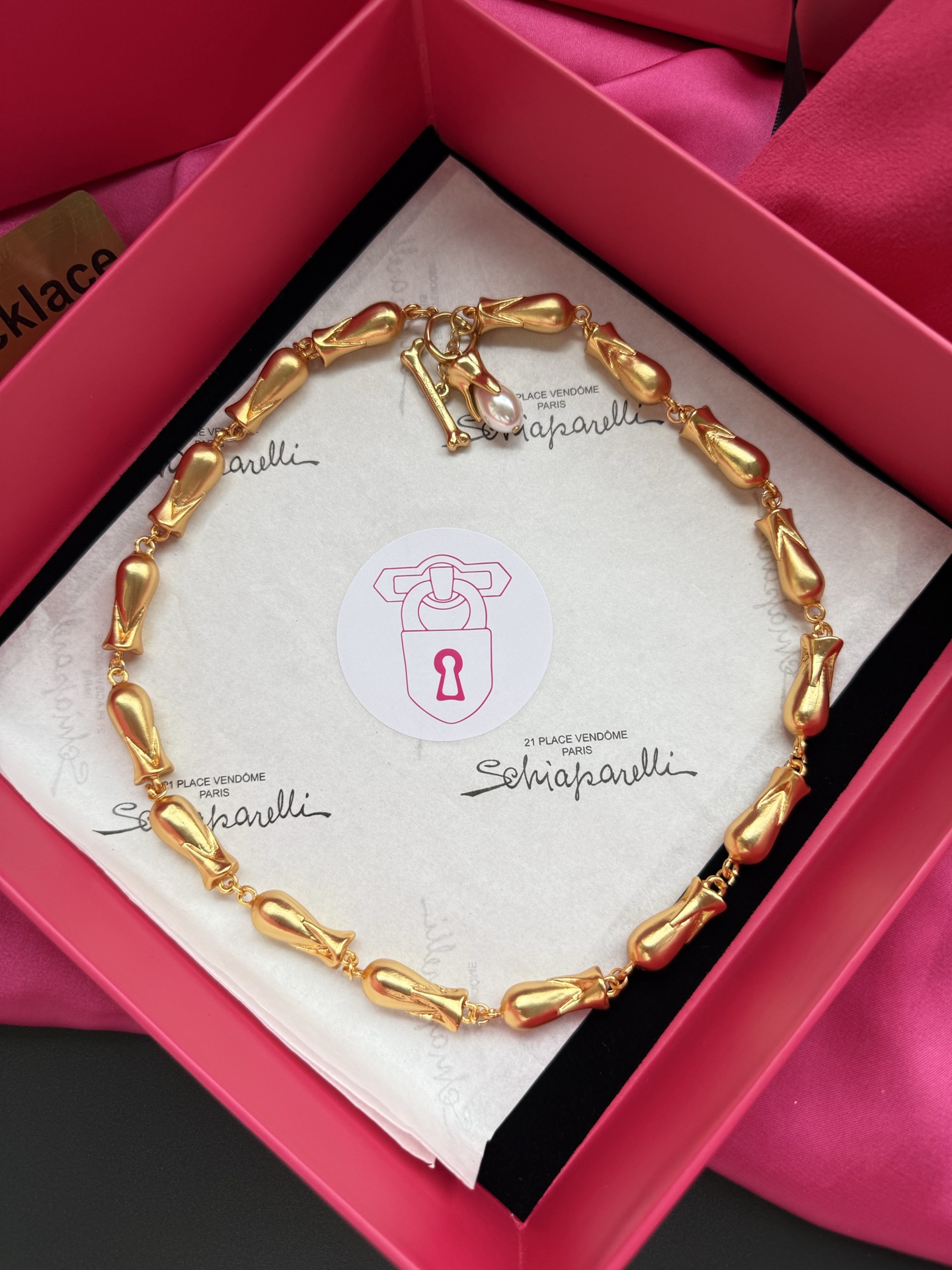 Золотистое колье с гладкими бусинами Schiaparelli