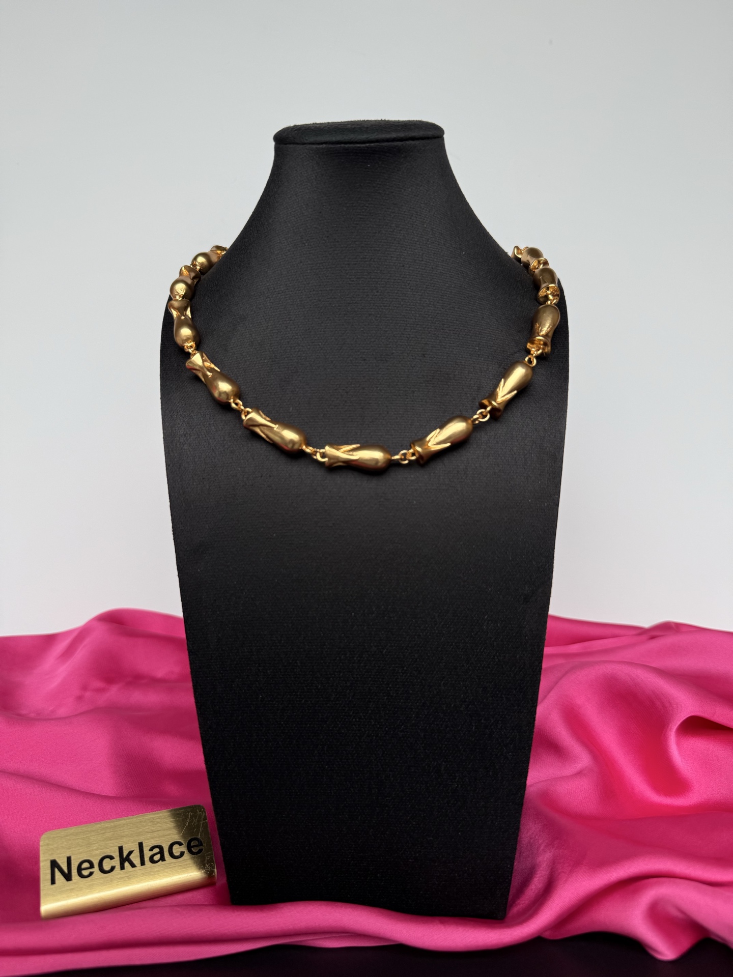 Золотистое колье с гладкими бусинами Schiaparelli