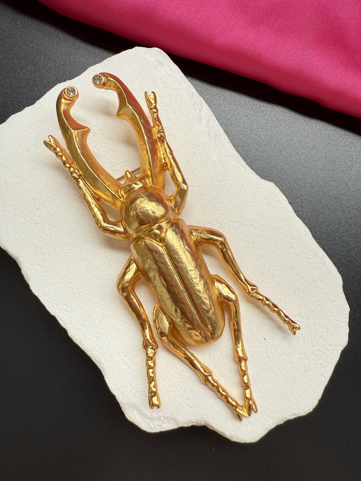 Брошь в виде жука Schiaparelli