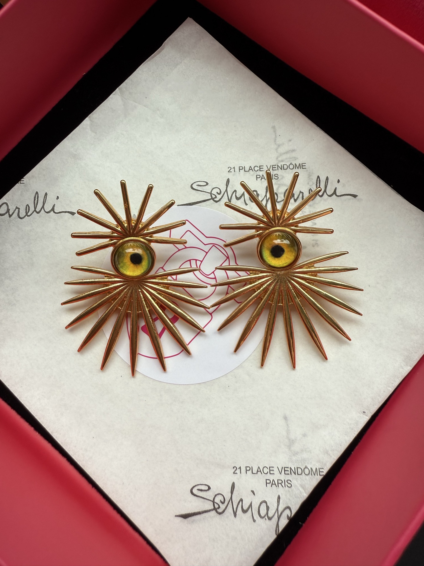 Серьги Schiaparelli с золотистым металлом и желтыми стеклянными глазами