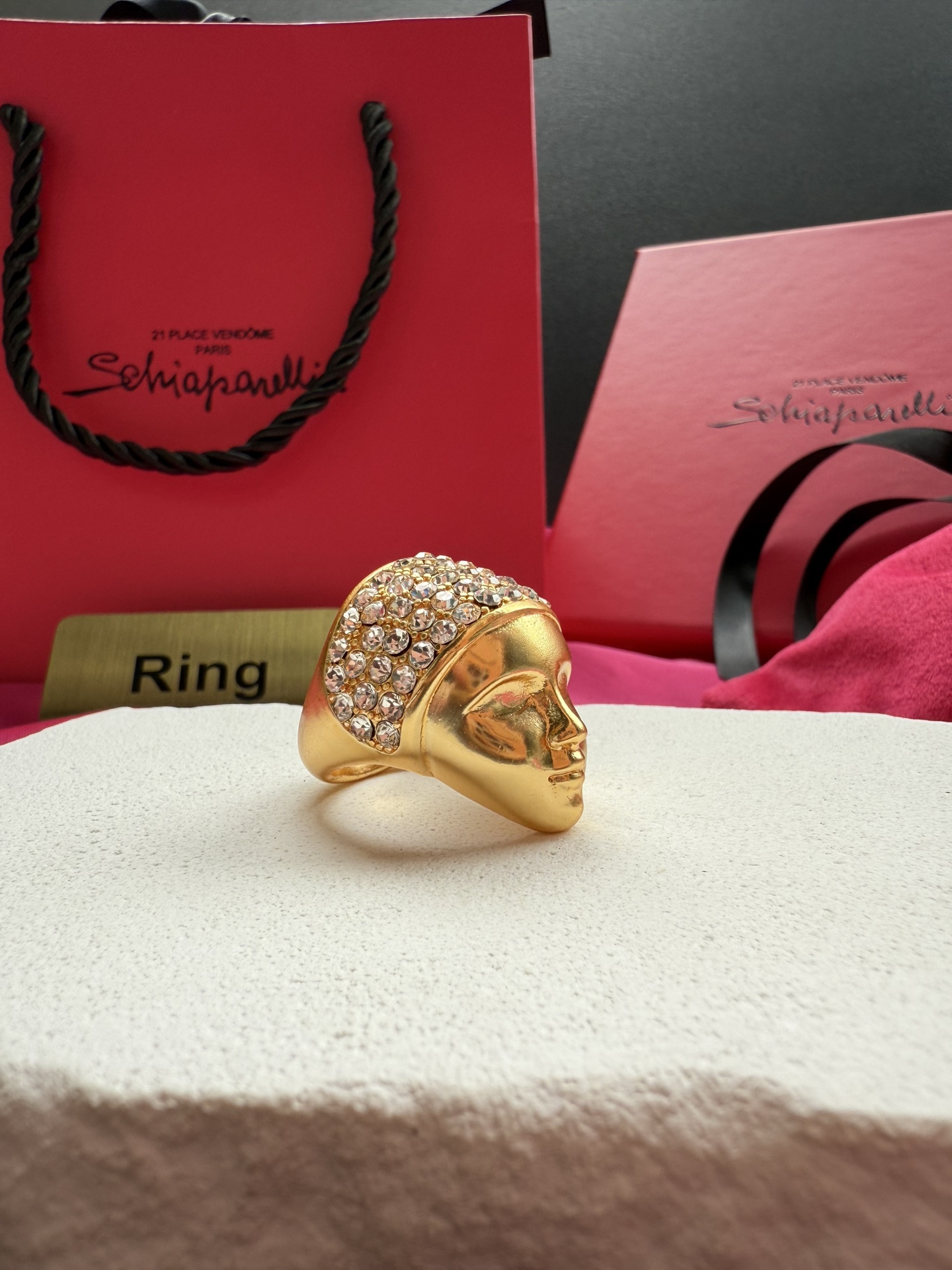 Золотистое кольцо с изображением лица и камнями Schiaparelli