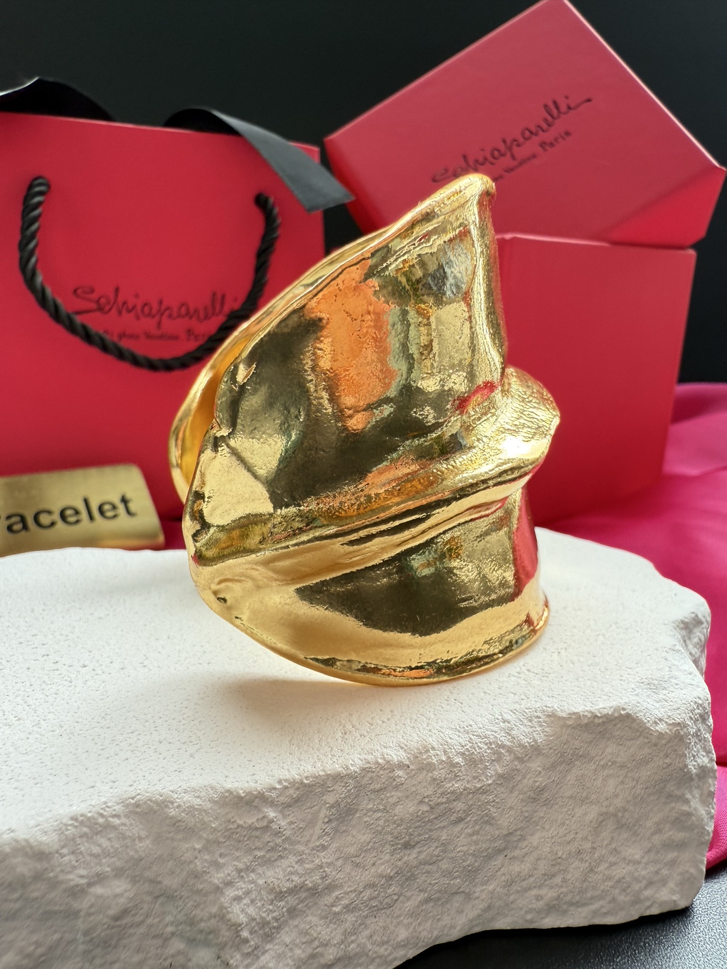 Золотистый браслет Schiaparelli