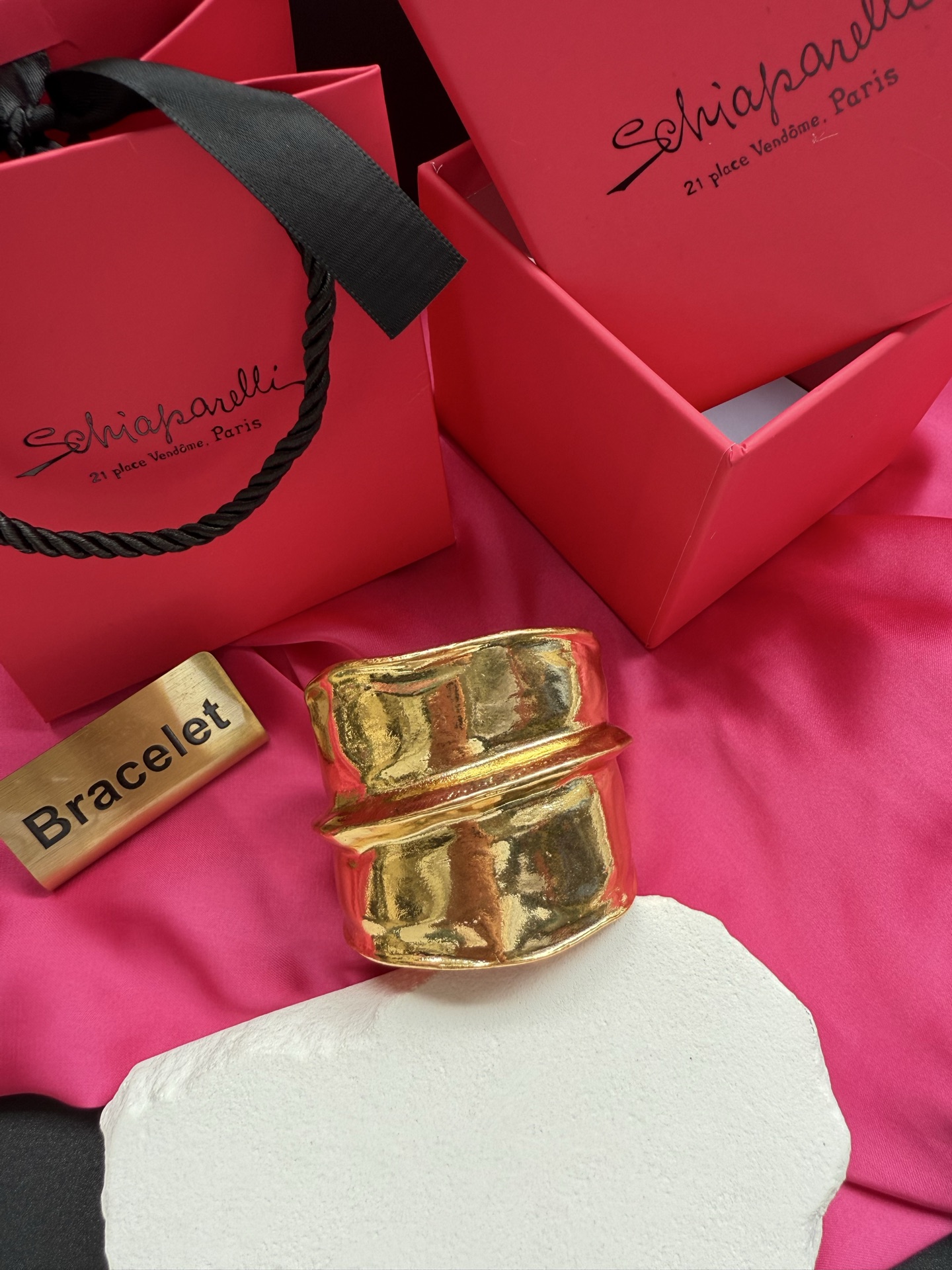 Золотистый браслет Schiaparelli