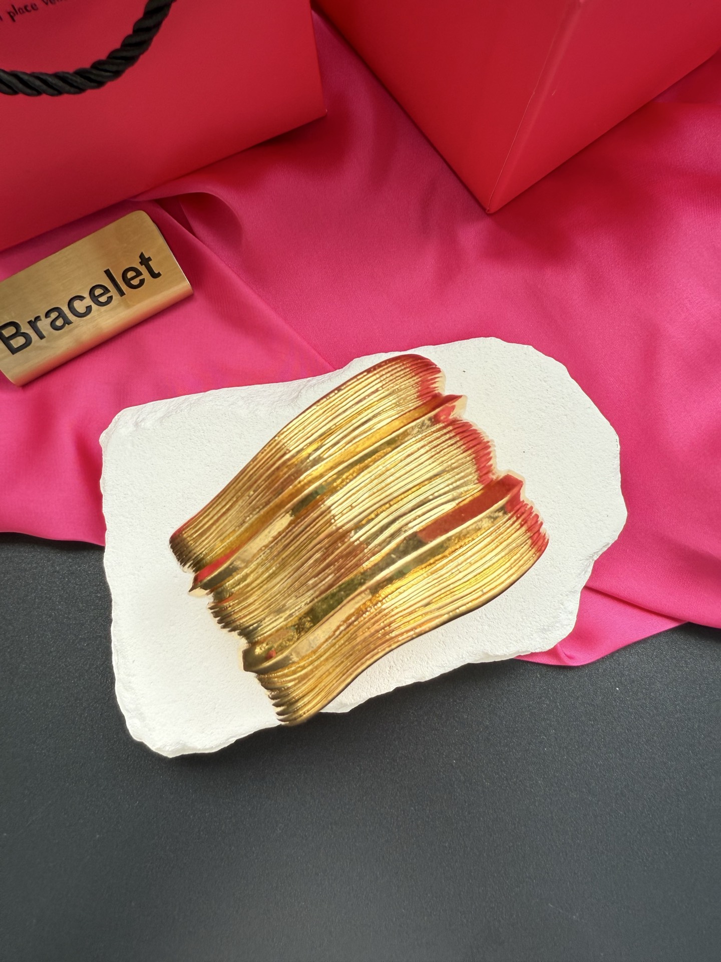 Золотистый браслет Schiaparelli