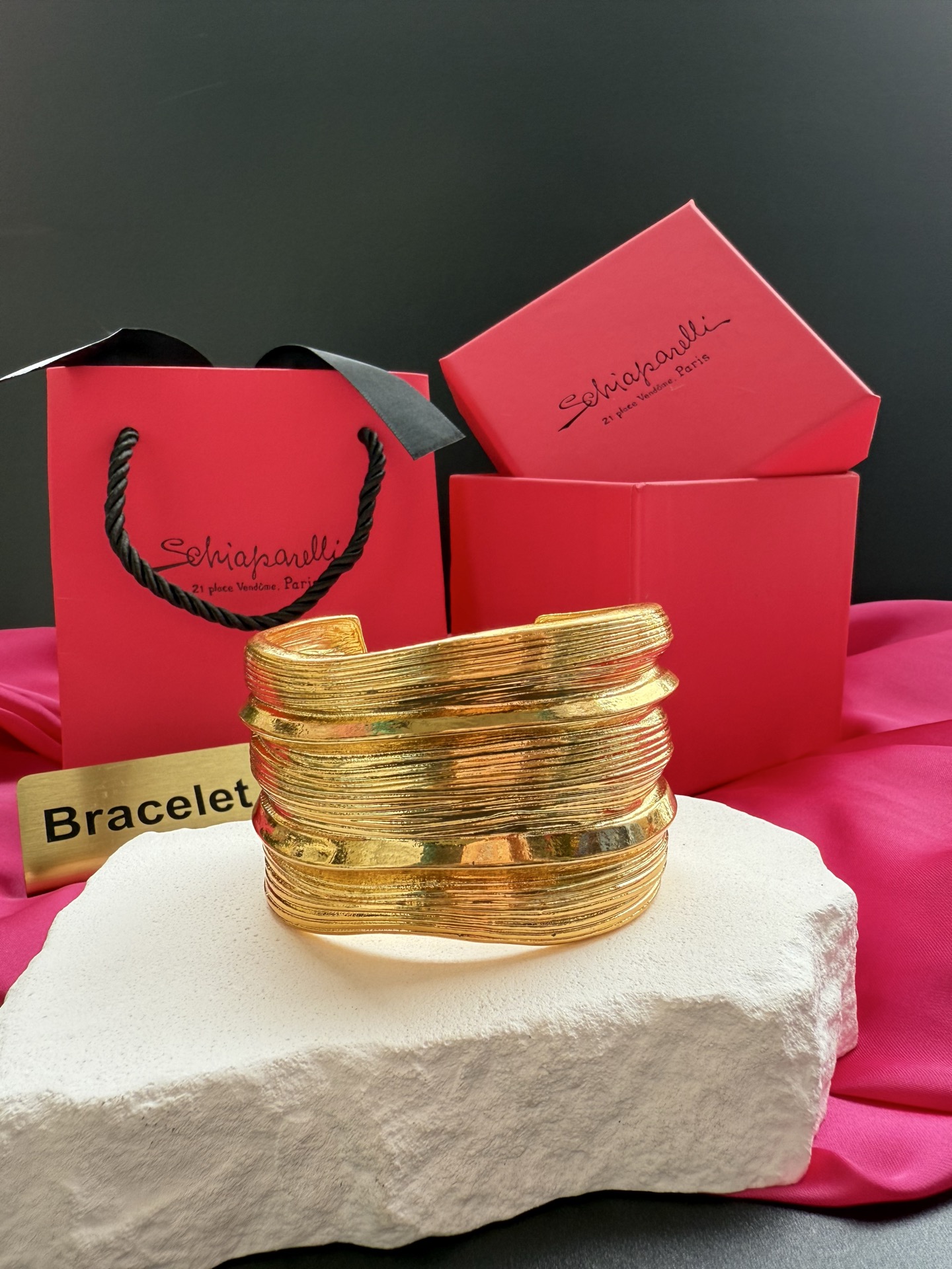 Золотистый браслет Schiaparelli