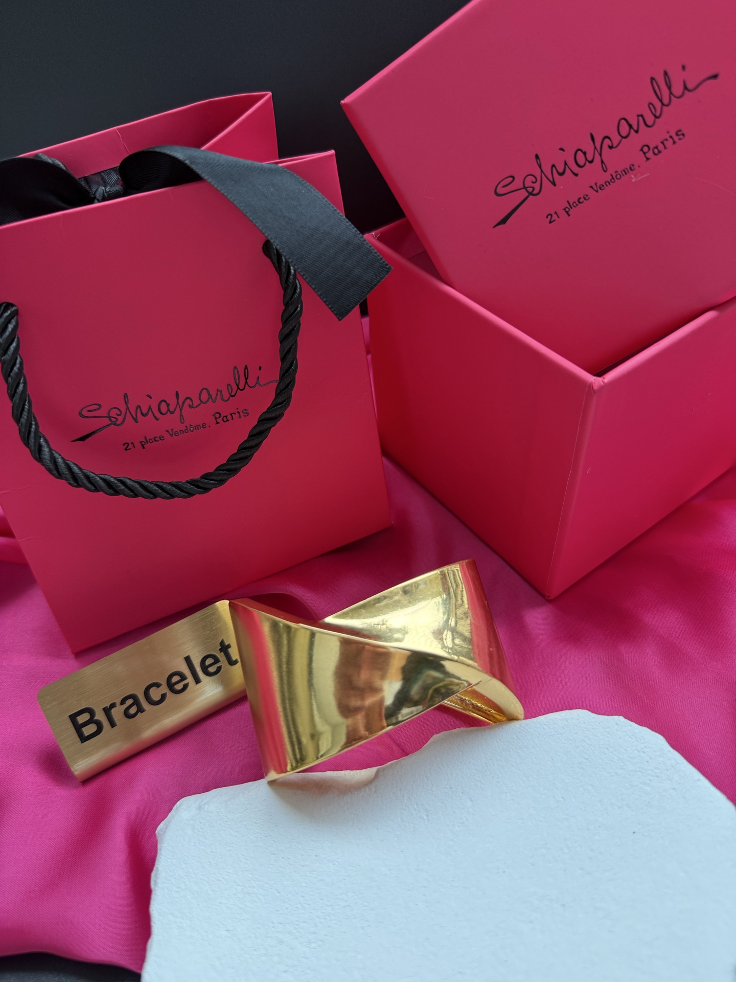 Золотистый браслет Schiaparelli