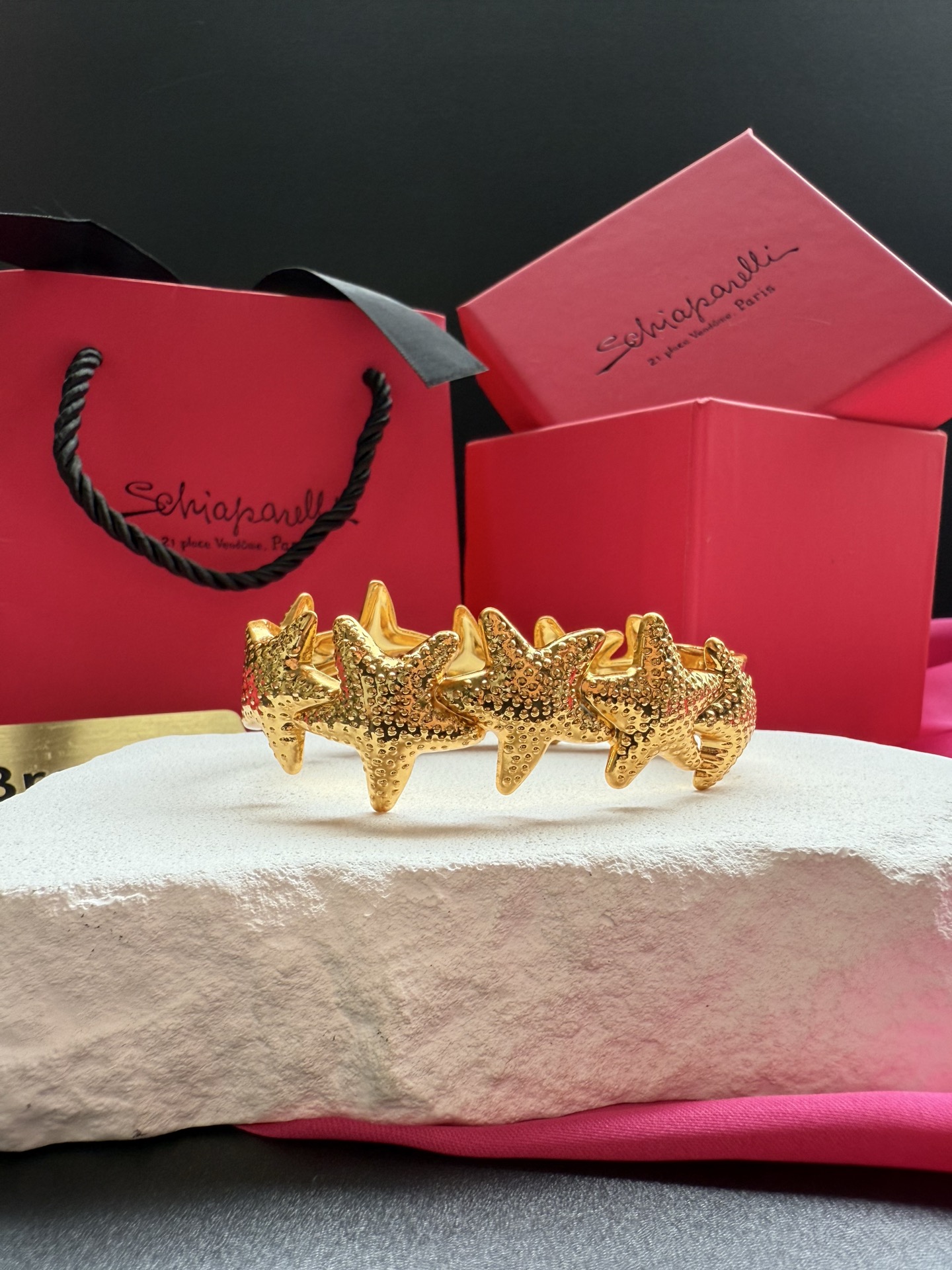 Золотистый браслет в виде звезды Schiaparelli
