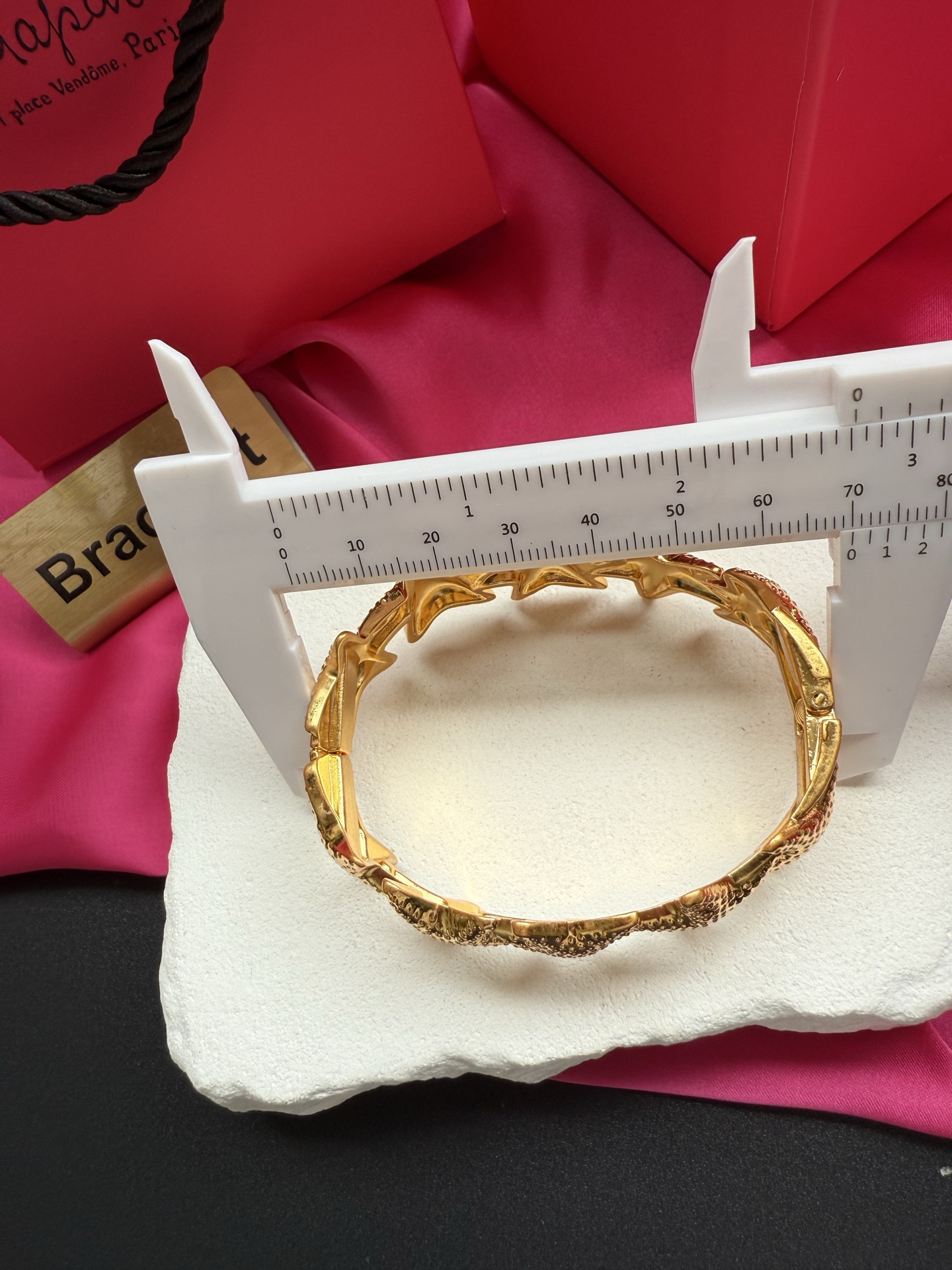 Золотистый браслет в виде звезды Schiaparelli