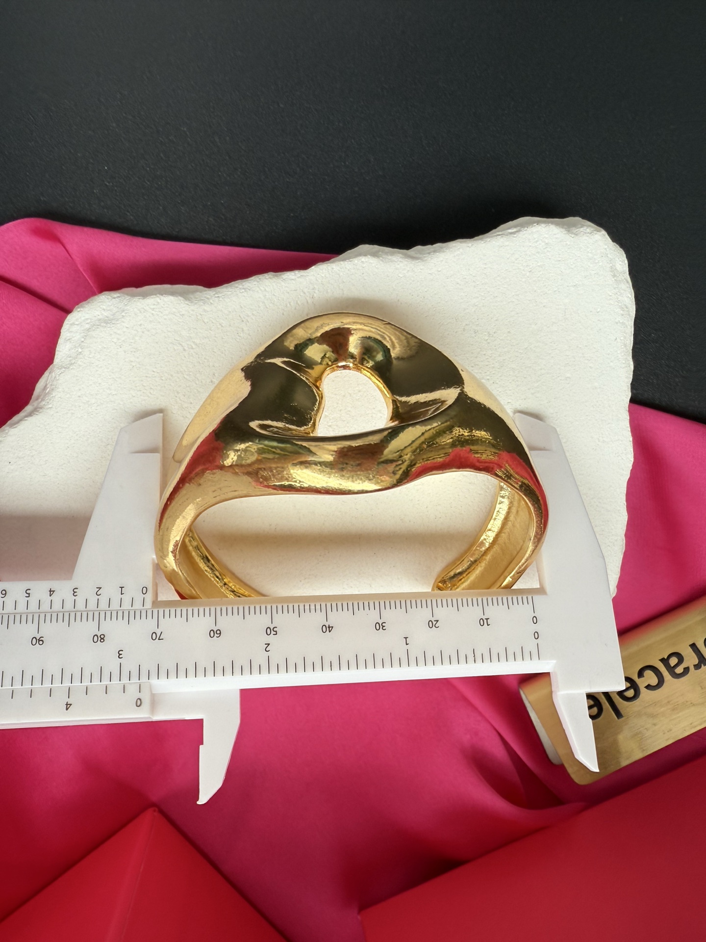 Золотистое кольцо Schiaparelli