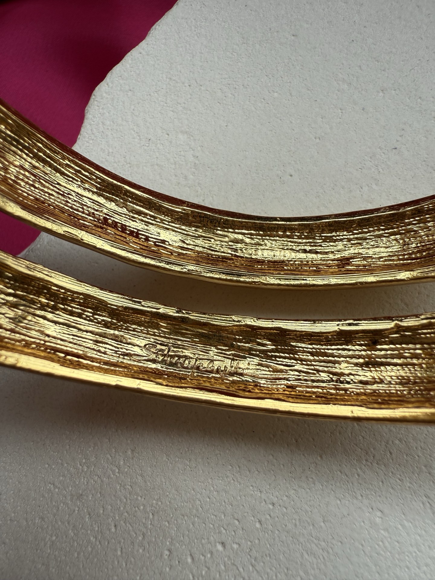 Золотистый браслет Schiaparelli
