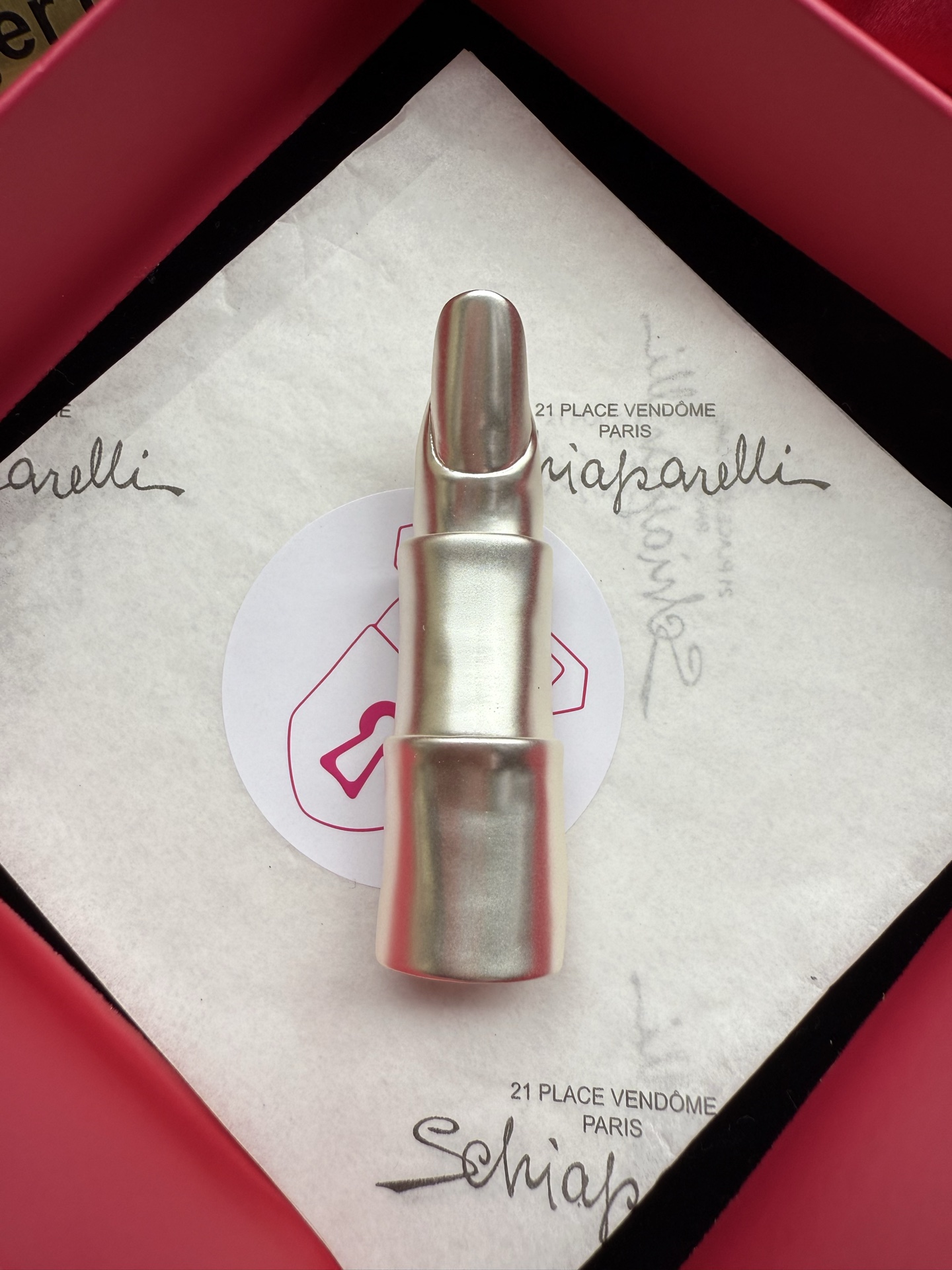 Браслет-фигурка в виде пальца Schiaparelli