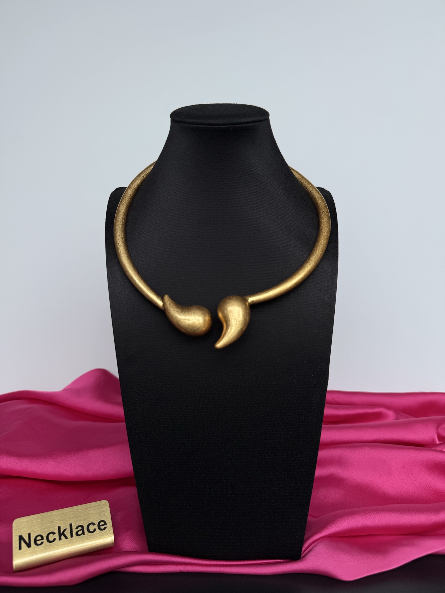 Золотистое колье с двумя изогнутыми элементами Schiaparelli