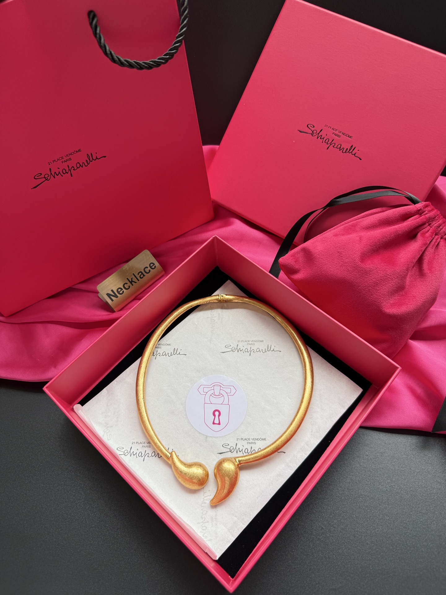 Золотистое колье с двумя изогнутыми элементами Schiaparelli