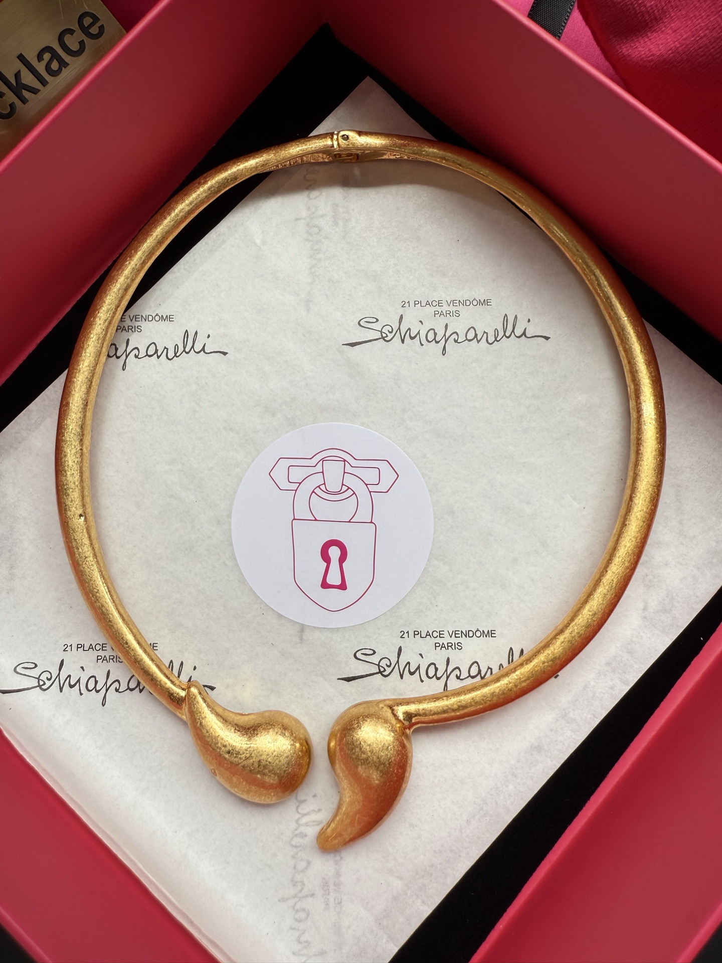 Золотистое колье с двумя изогнутыми элементами Schiaparelli