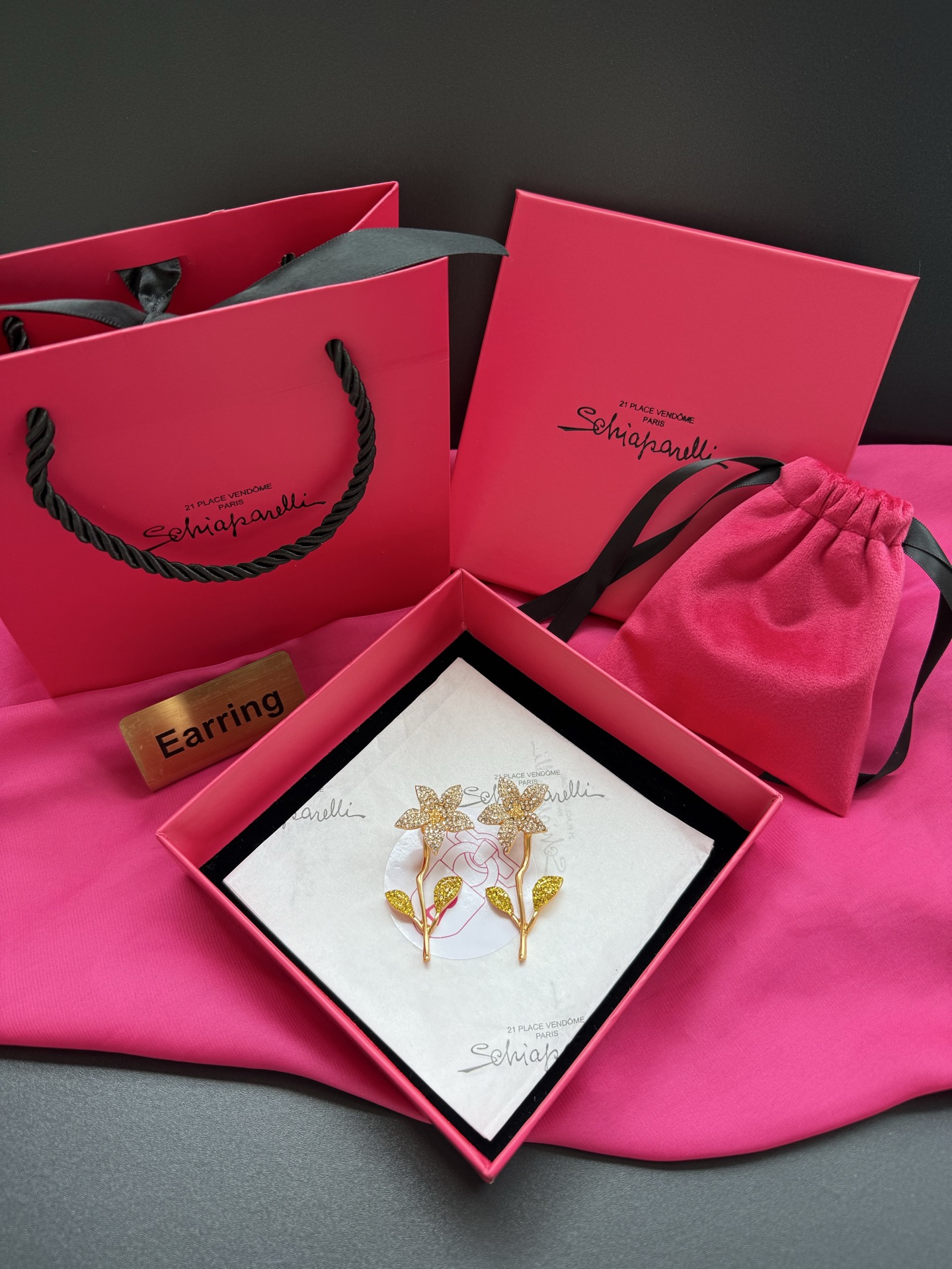 Брошь в виде цветка с кристаллами Schiaparelli