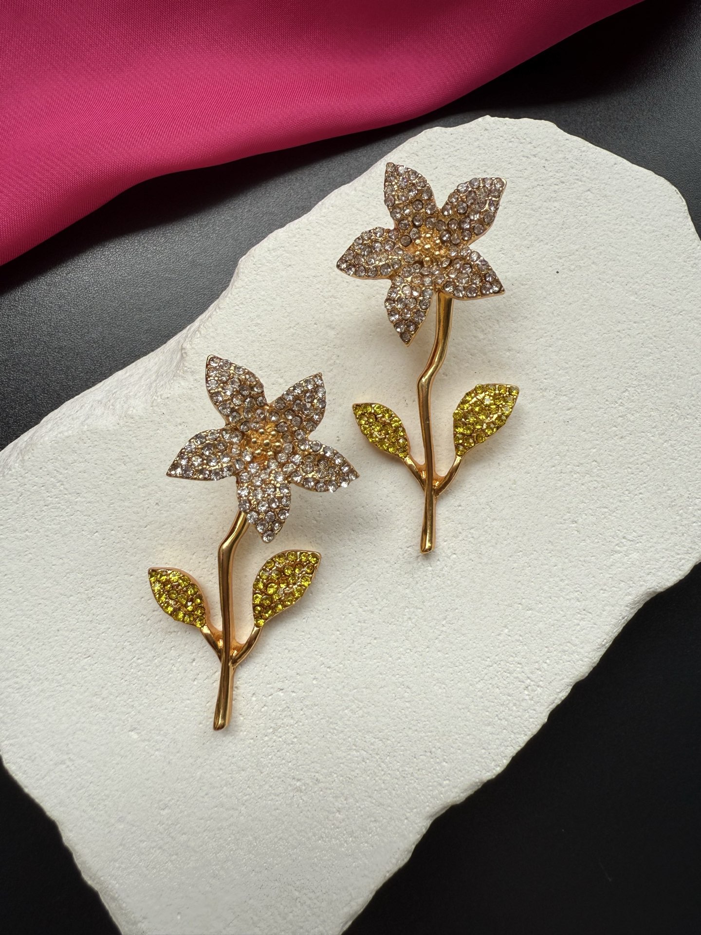 Брошь в виде цветка с кристаллами Schiaparelli
