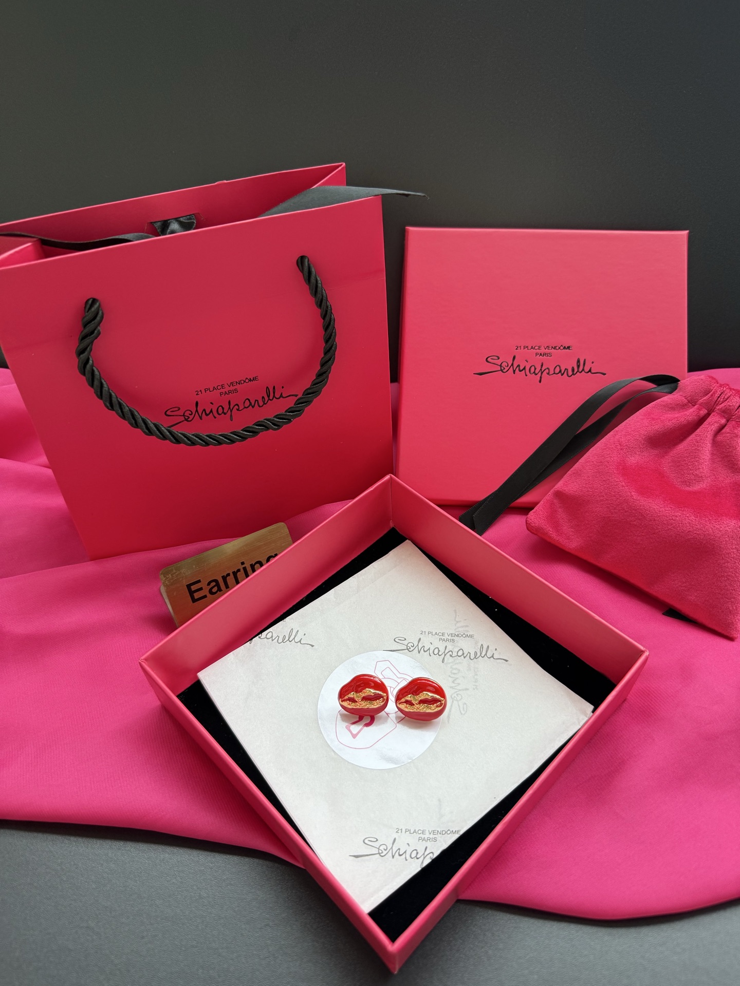Серьги в форме губ с золотым узором Schiaparelli