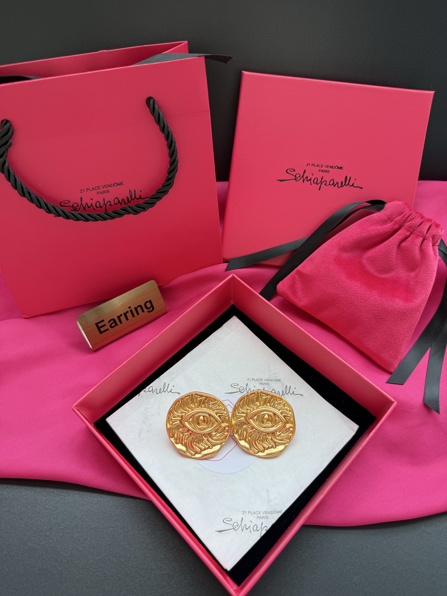 Серьги с изображением глаза Schiaparelli