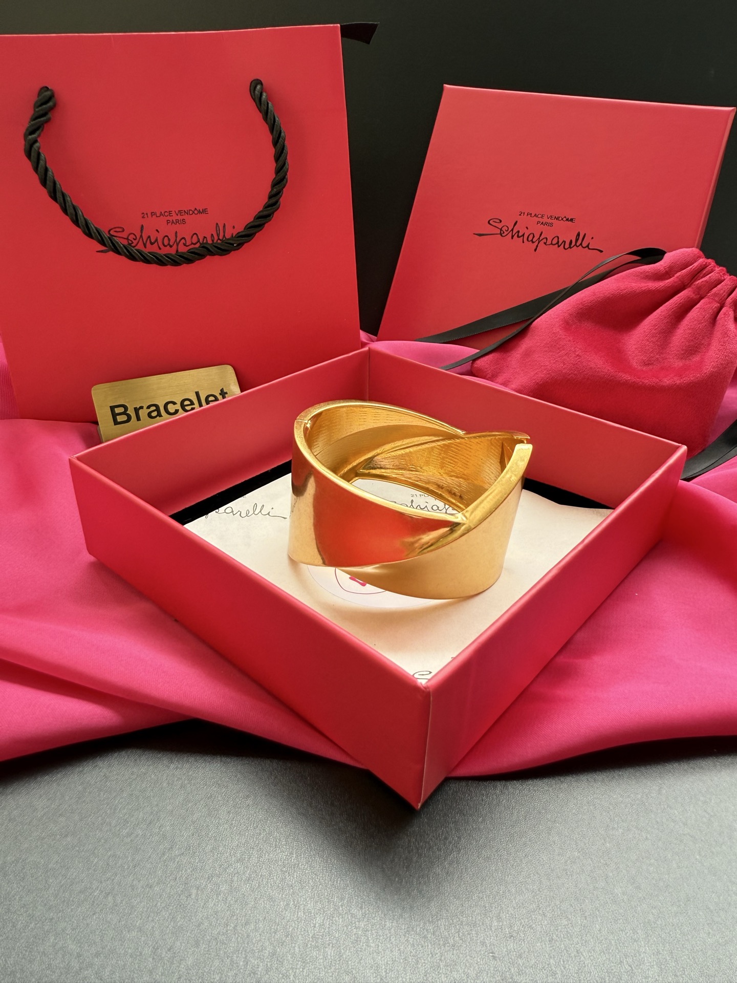 Золотистый браслет Schiaparelli