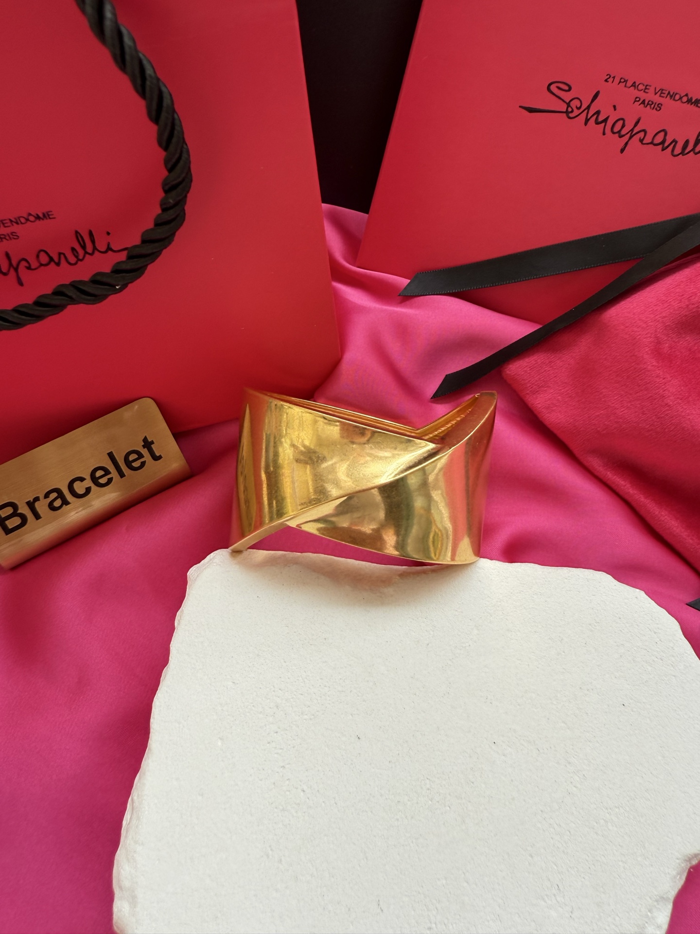Золотистый браслет Schiaparelli
