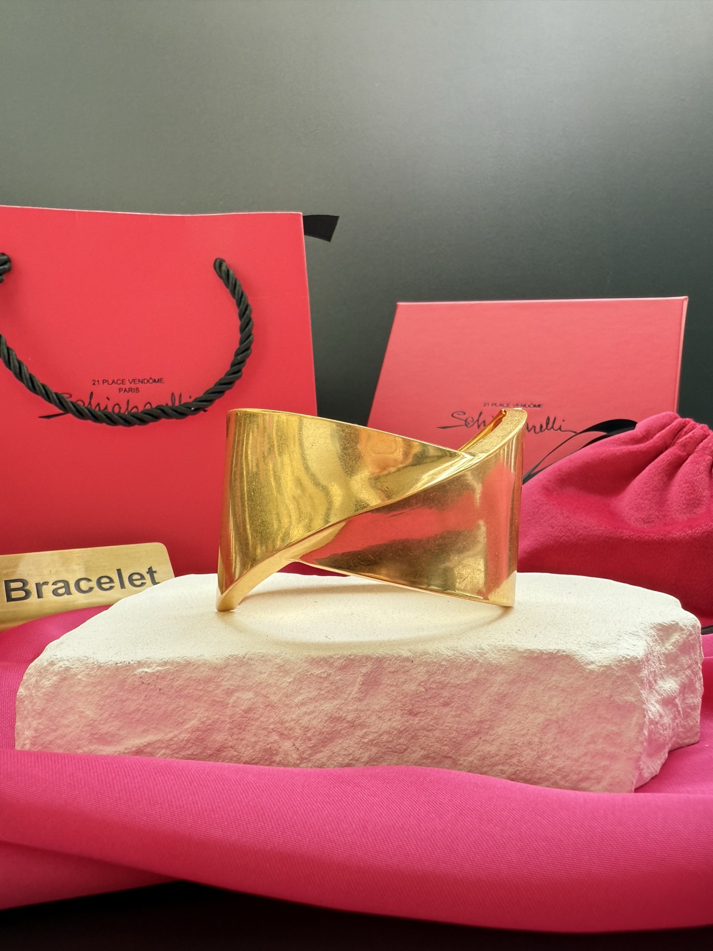 Золотистый браслет Schiaparelli