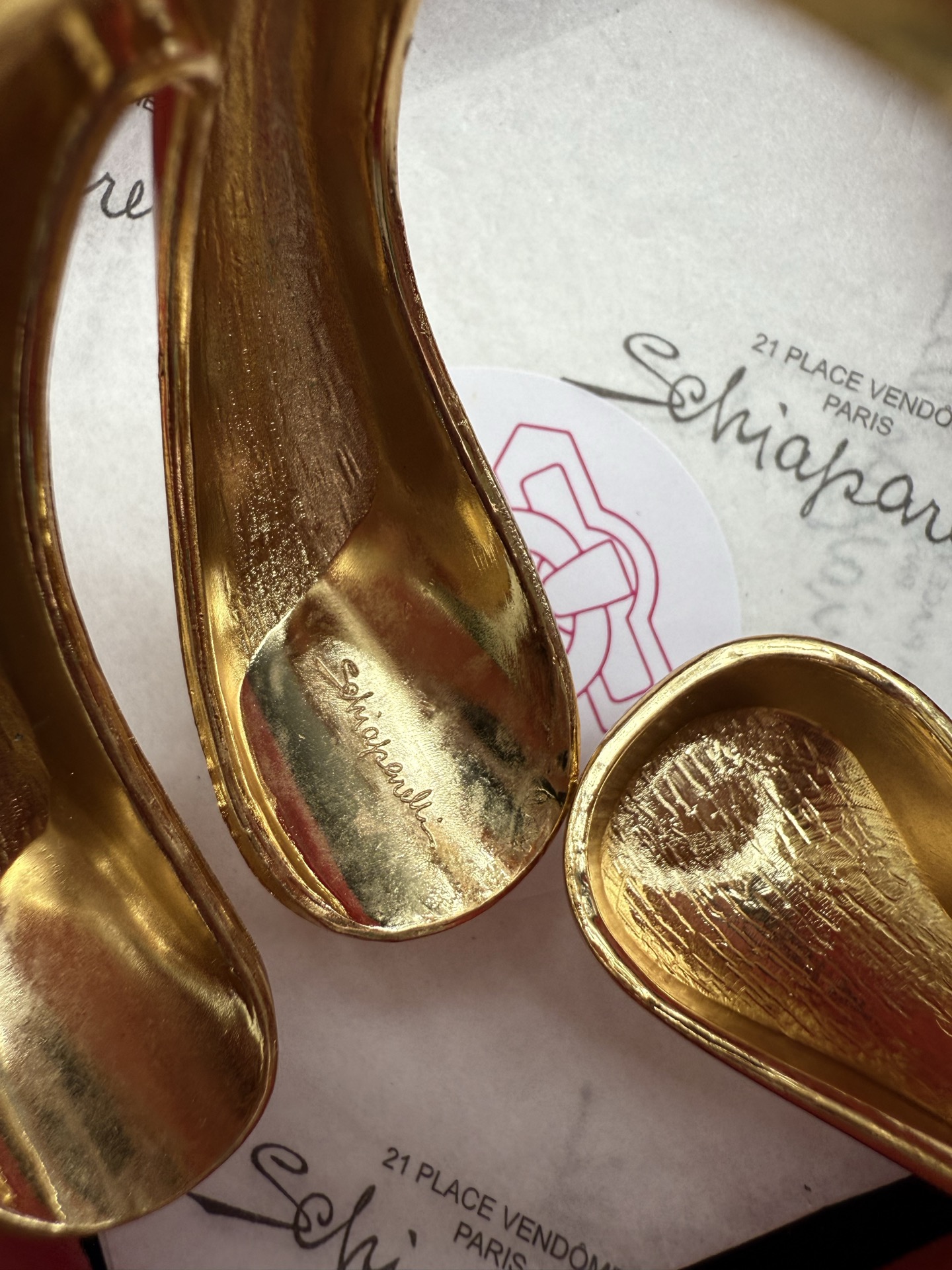 Золотистый браслет в форме сердца Schiaparelli