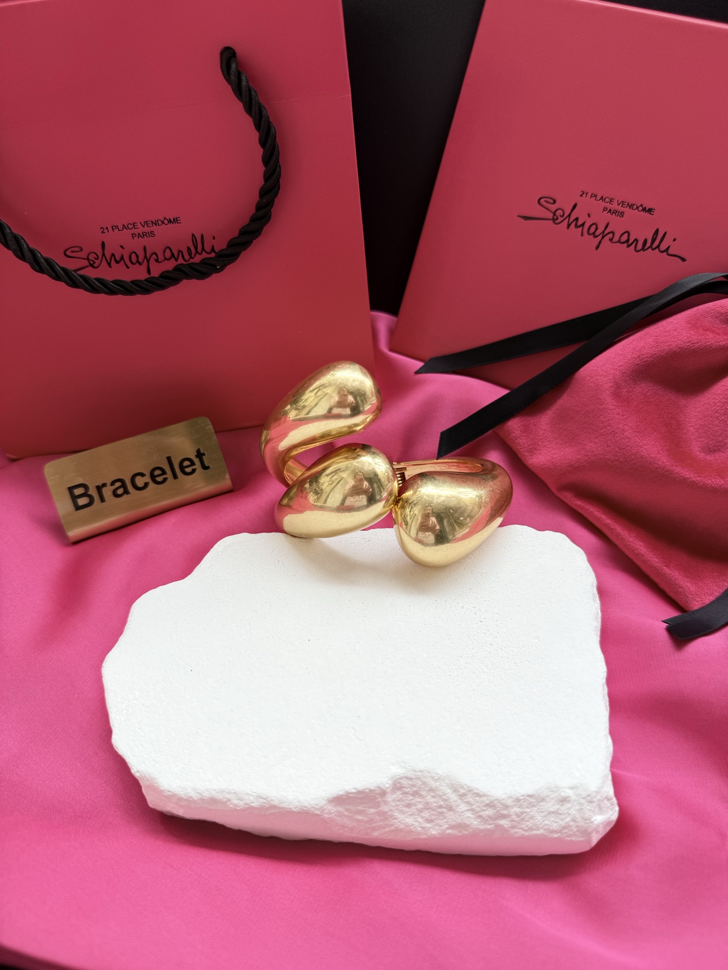 Золотистый браслет в форме сердца Schiaparelli