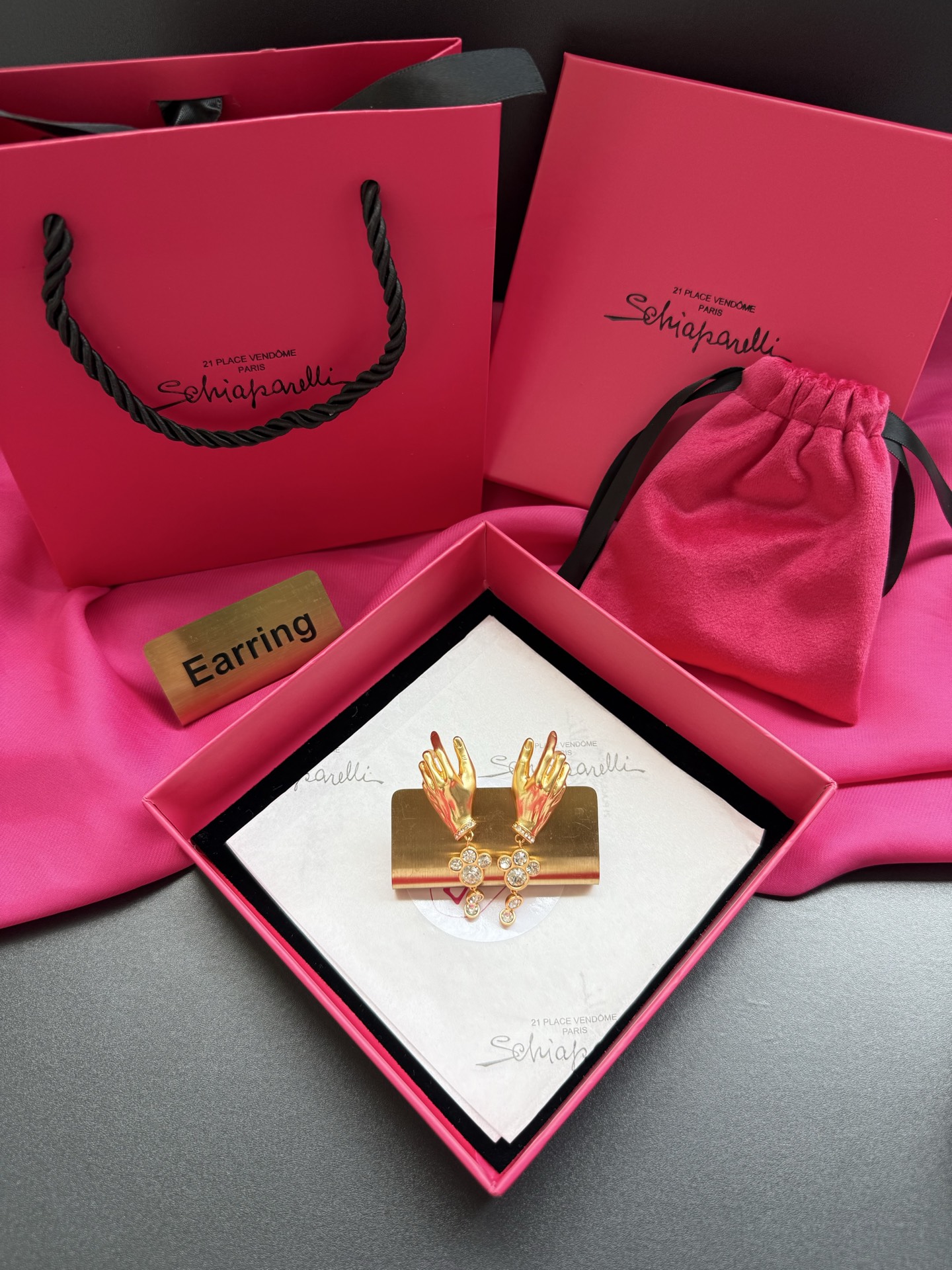 Серьги в виде рук с кристаллами Schiaparelli