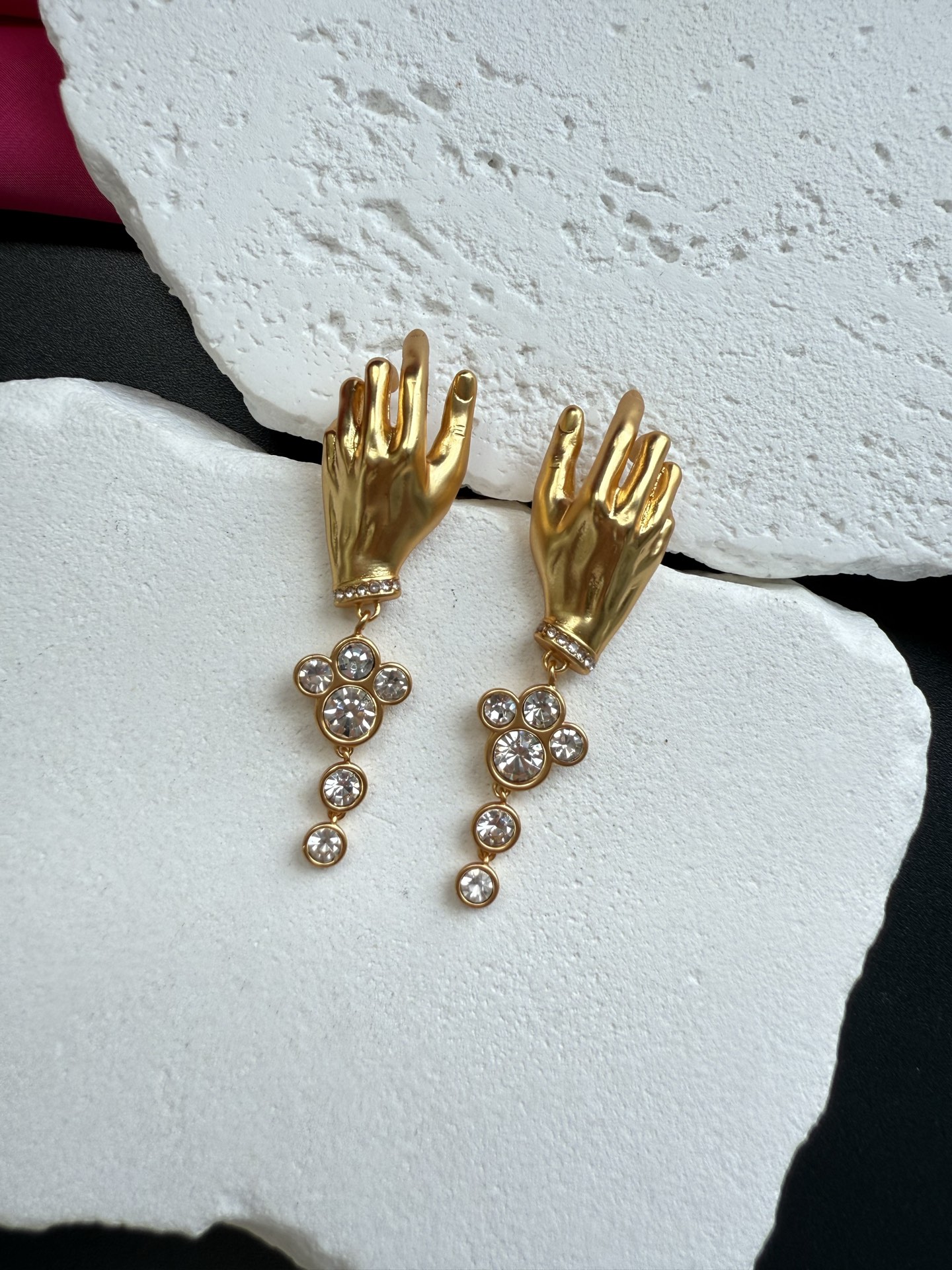 Серьги в виде рук с кристаллами Schiaparelli