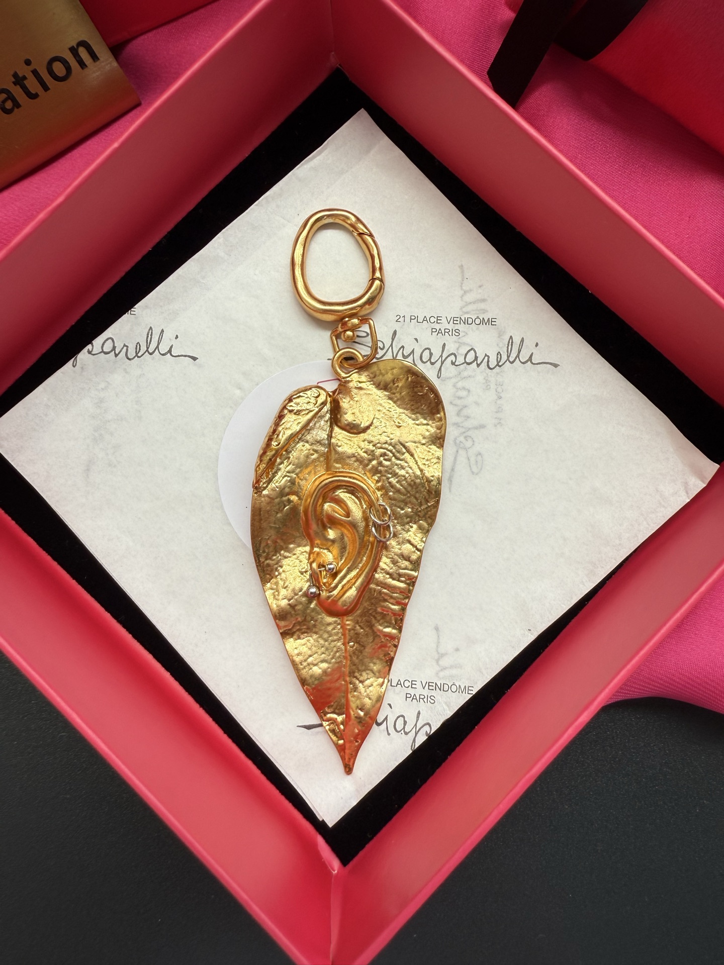 Подвеска в форме уха от Schiaparelli