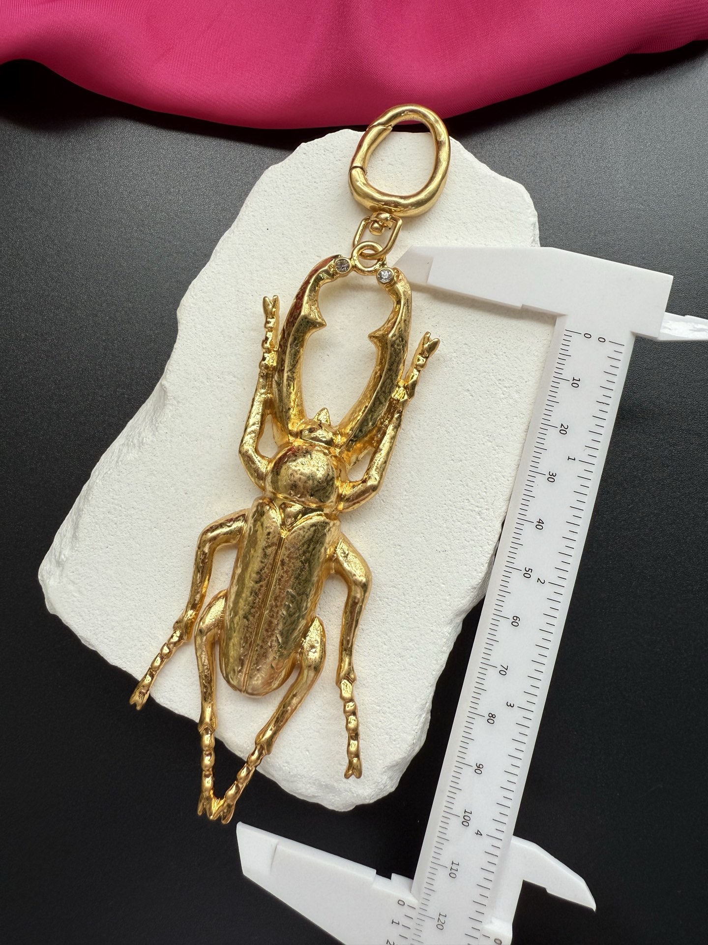 Подвеска в виде жука Schiaparelli