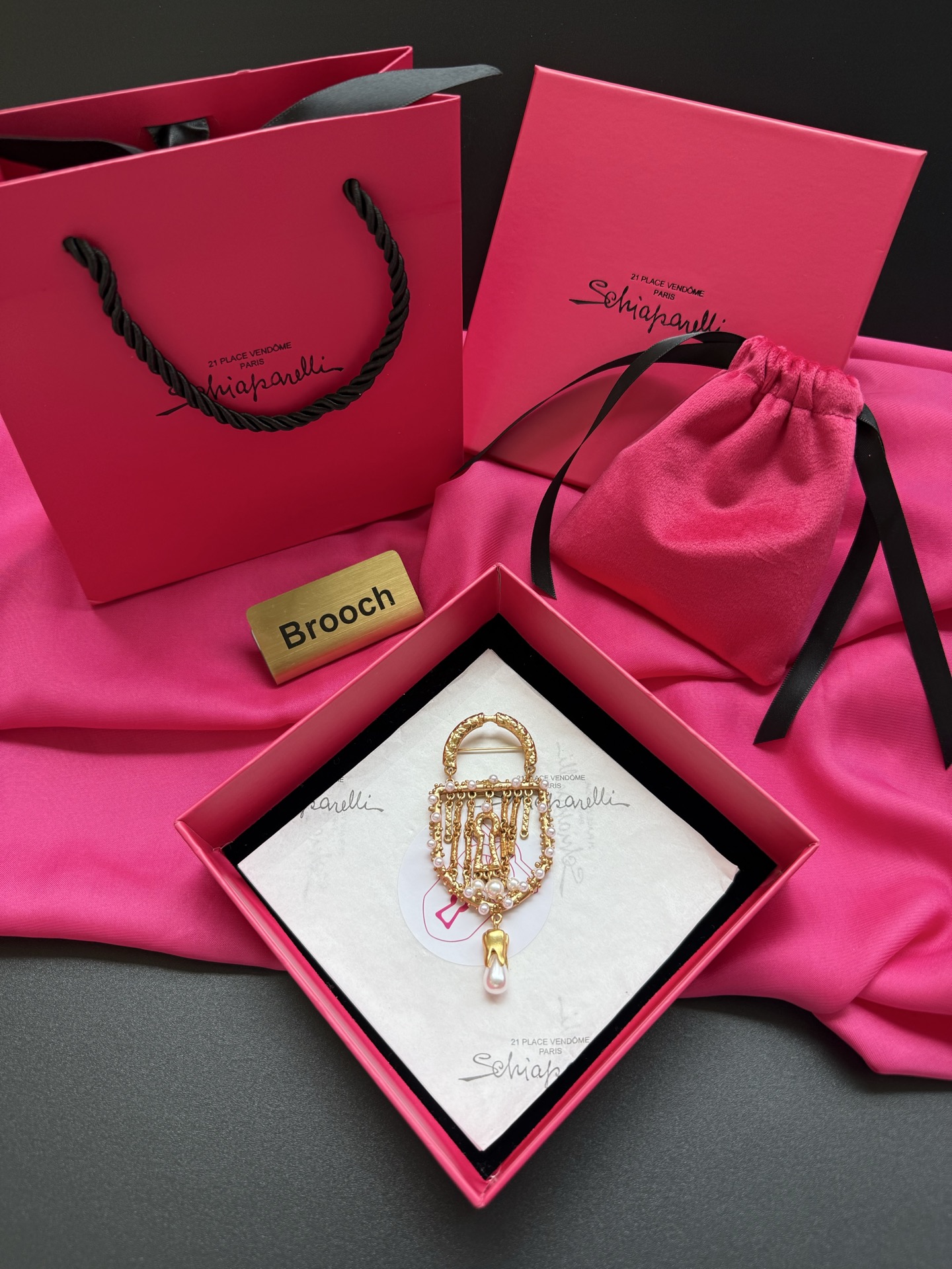 Брошь Schiaparelli