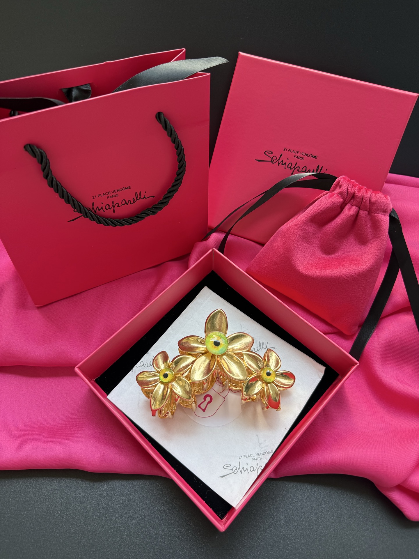 Брошь в виде цветка Schiaparelli